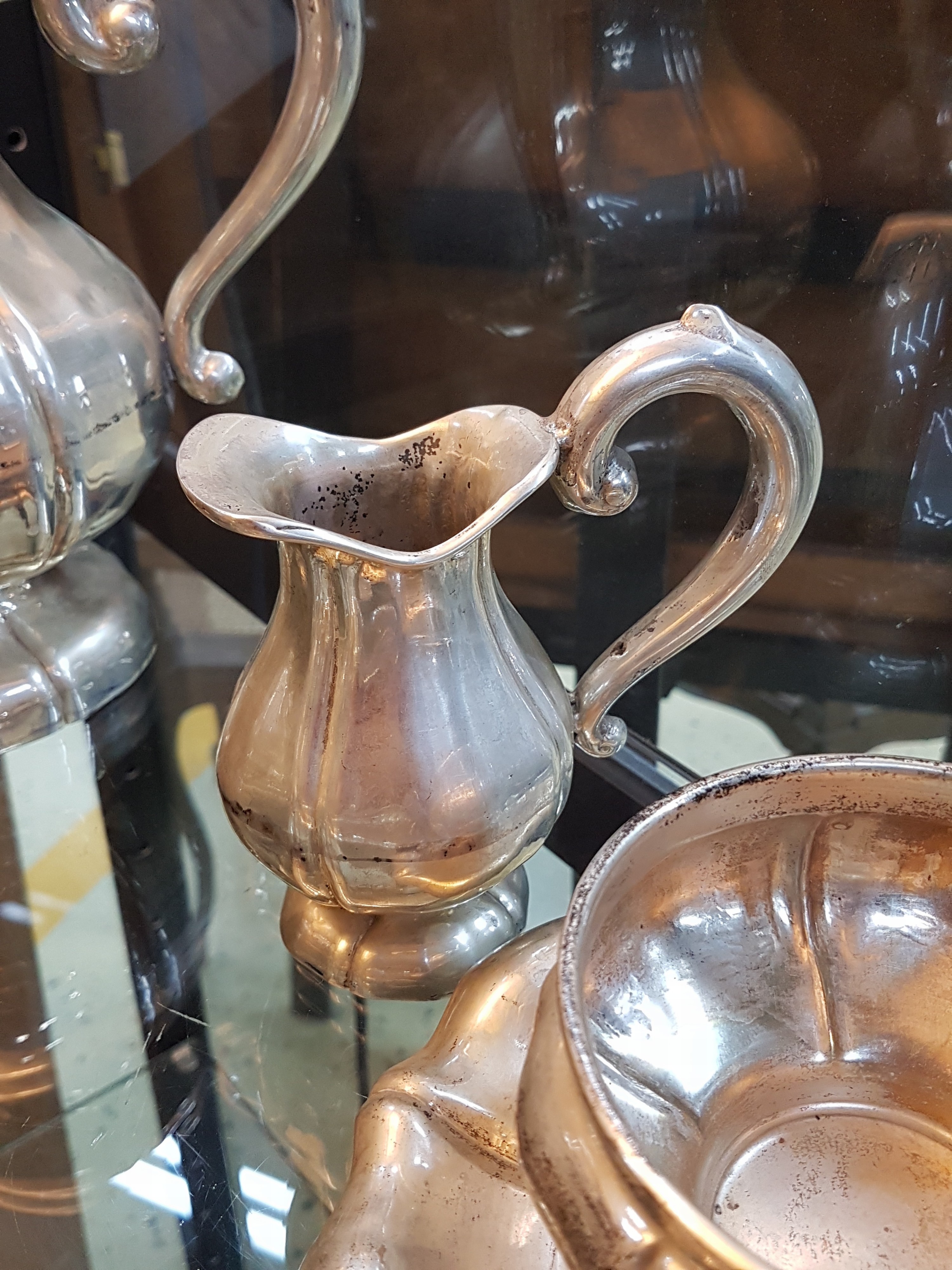 Detail e: Barockstil Kaffeeservice, Österreich-Ungarn, 1837-64, 800er-Silber, ca. 2788g, godroniert, 12 Teile, große und kleine Kaffeekanne, Sahnegießer und ...