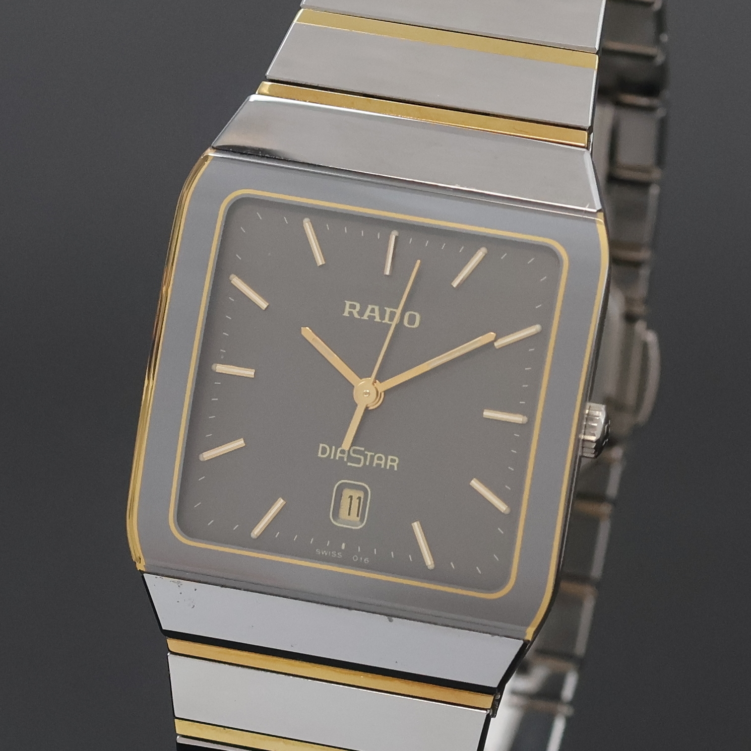 Detail a: RADO Diastar Armbanduhr Referenz 152.0366.3, Schweiz um 1995, quarz, Edelstahlgeh. inkl. Gliederband m. dopp. Faltschl., Boden aufgedr., graues ...