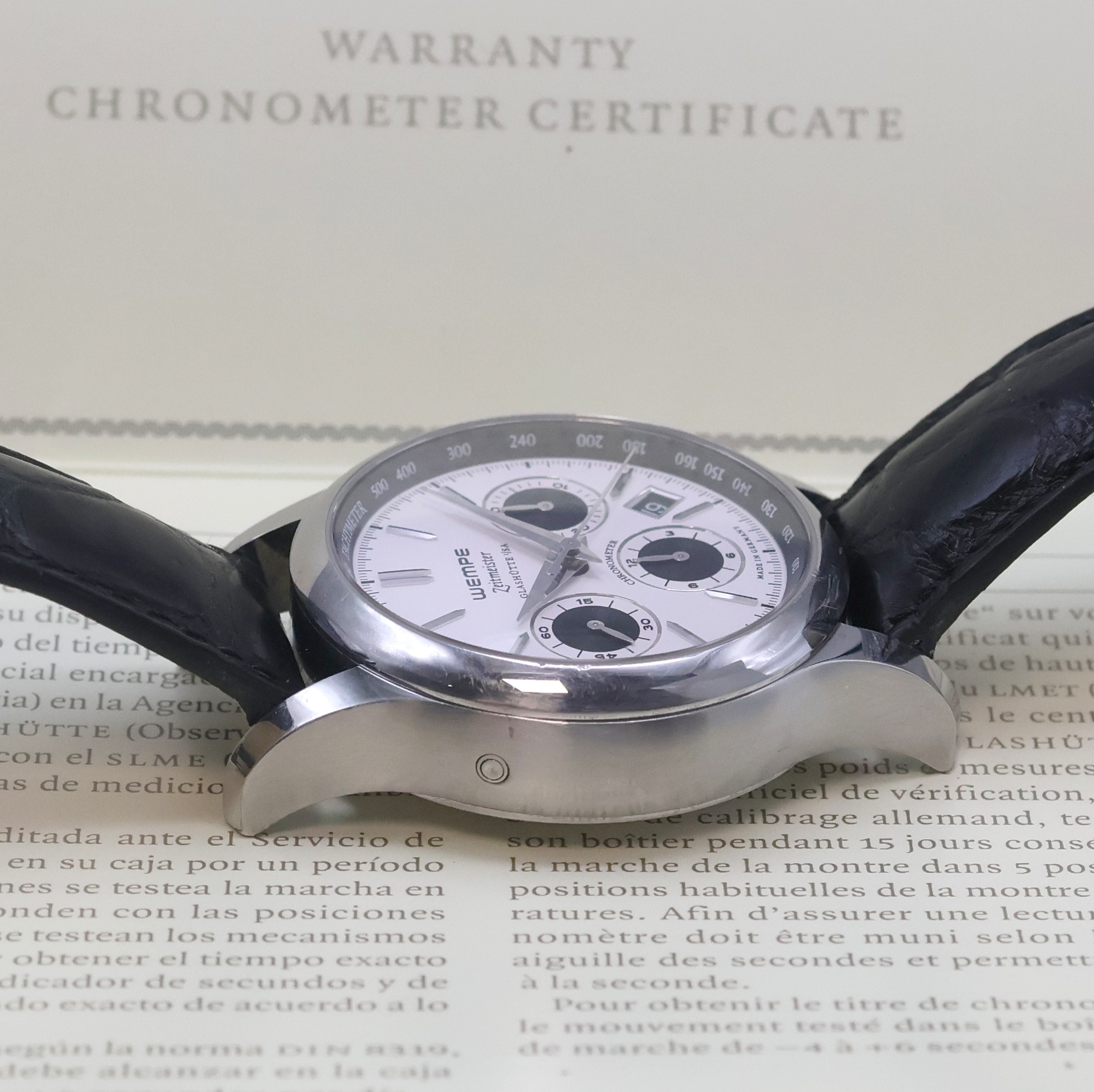 Detail d: WEMPE Armbandchronograph Serie Zeitmeister, Automatik, Chronometer in Edelstahl inkl. Lederband m. orig. Faltschl., Boden m. Darst. Sternwarte 6-fach ...