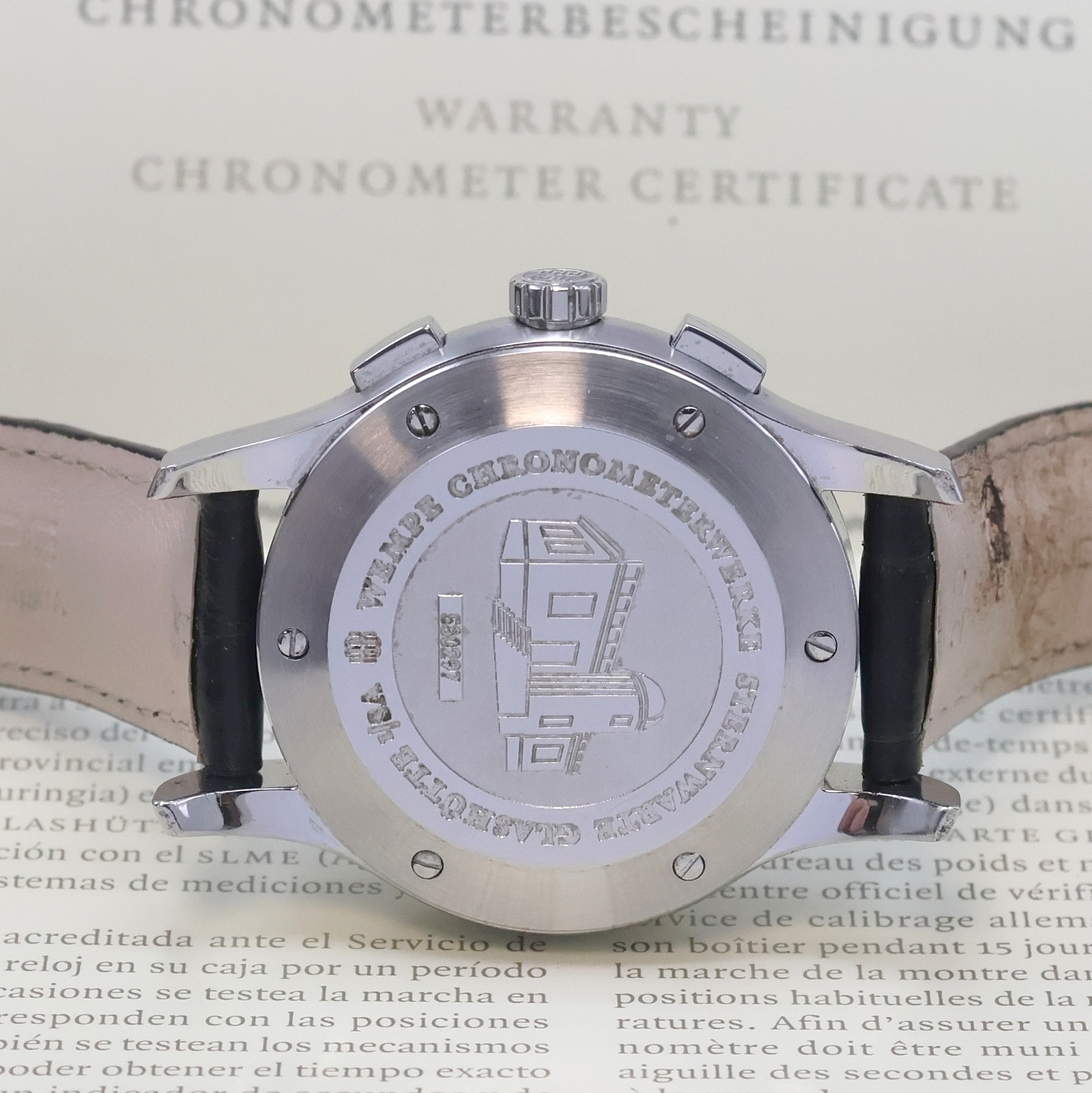 Detail e: WEMPE Armbandchronograph Serie Zeitmeister, Automatik, Chronometer in Edelstahl inkl. Lederband m. orig. Faltschl., Boden m. Darst. Sternwarte 6-fach ...