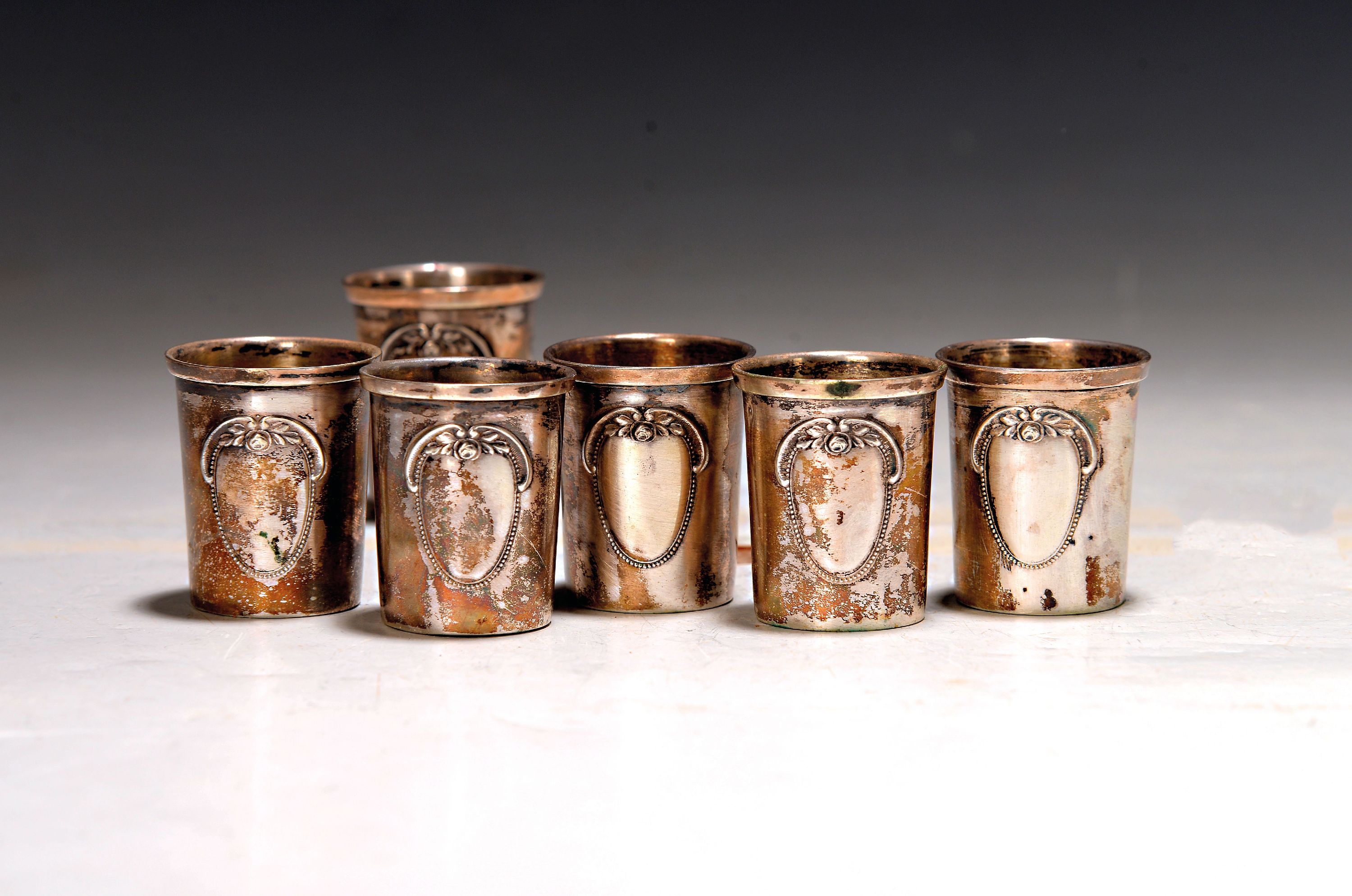 6 Schnapsbecher, deutsch, Anfang 20.Jh., 800er, je mit Wappenkartusche, 61g, H. 4 cm