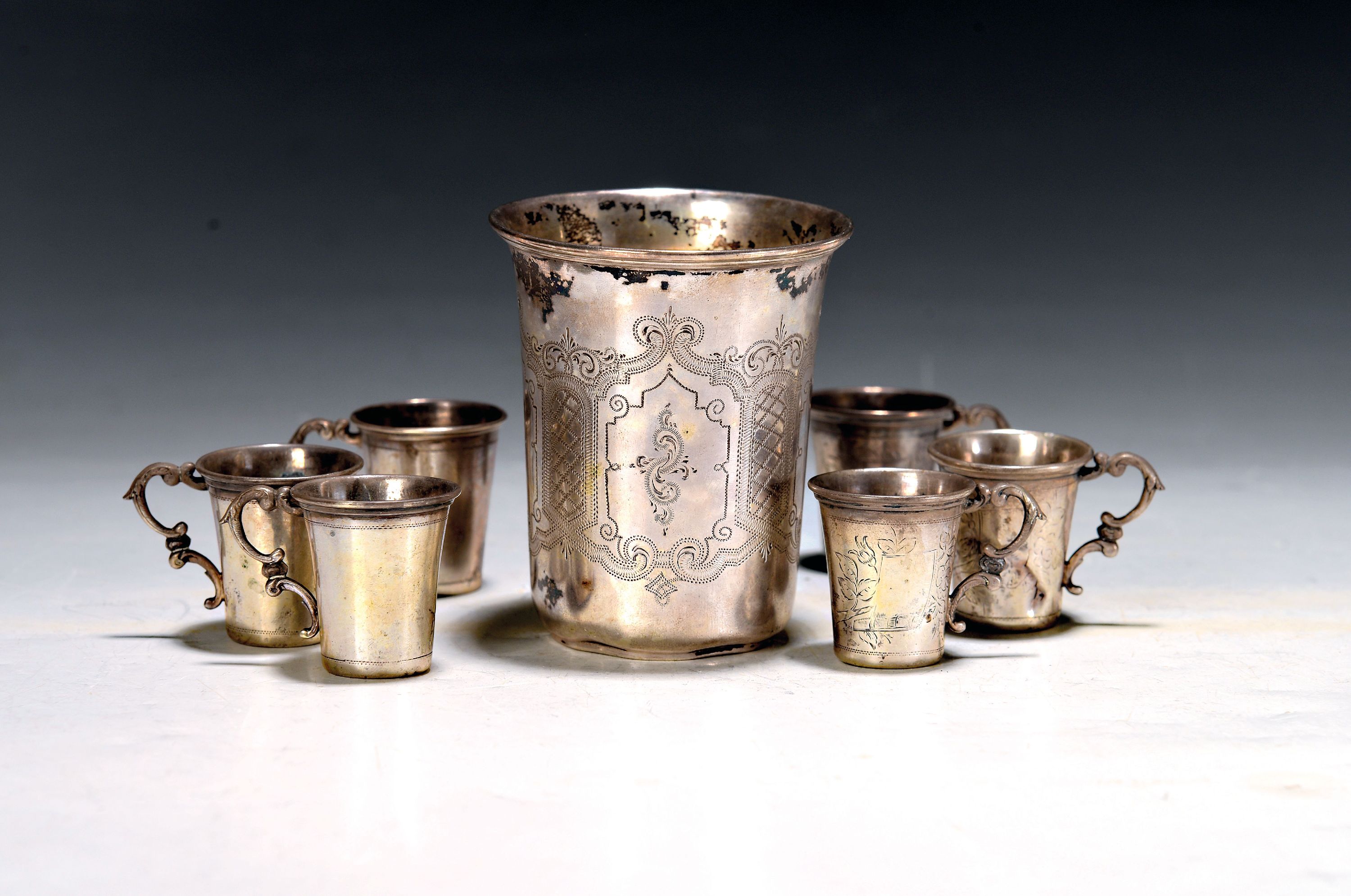 Image 27062333 - 6 Schnapsbecher und ein Becher, Österreich, 1867-72, 800er, ges. 138g, 6 Henkelbecher ...