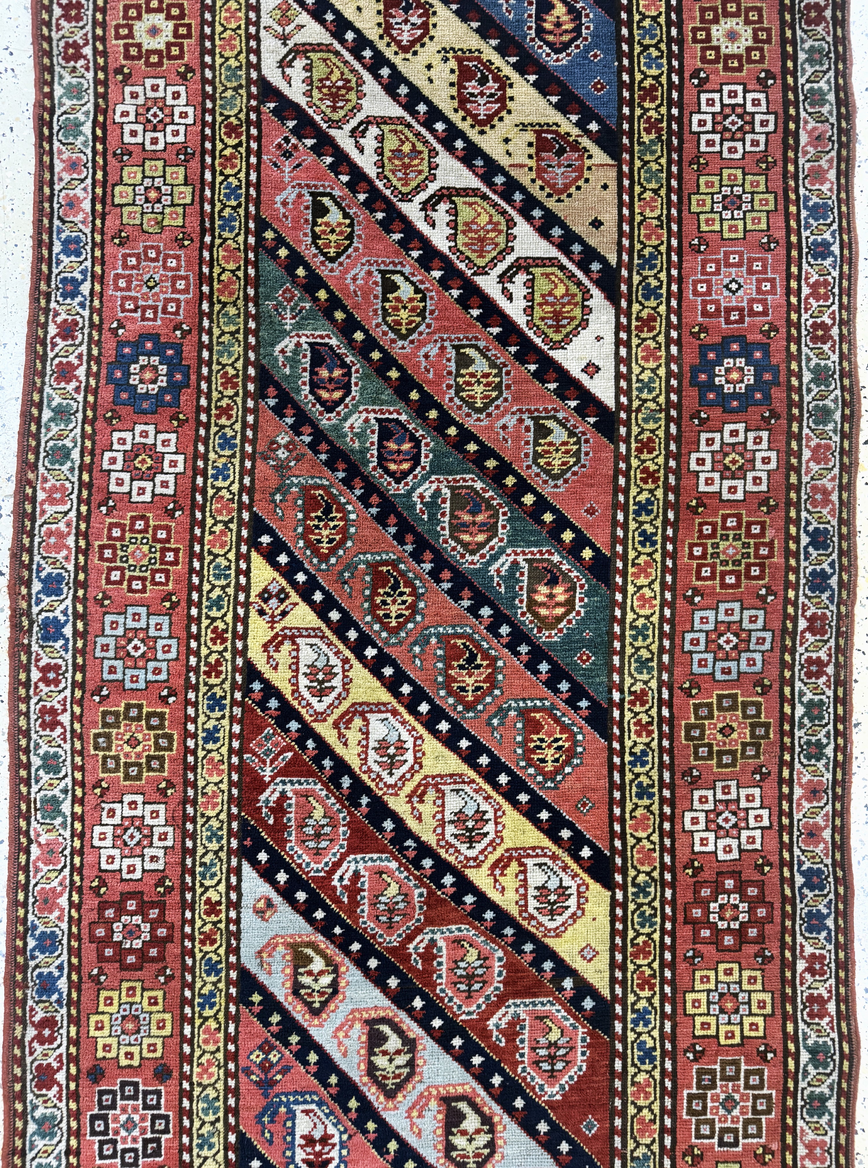 Detail b: "Gendje"Kazak antik, Kaukasus, 19.Jhd, Wolle auf Wolle, ca. 330 x 110 cm, EHZ: 2(kleine restaurierungen).