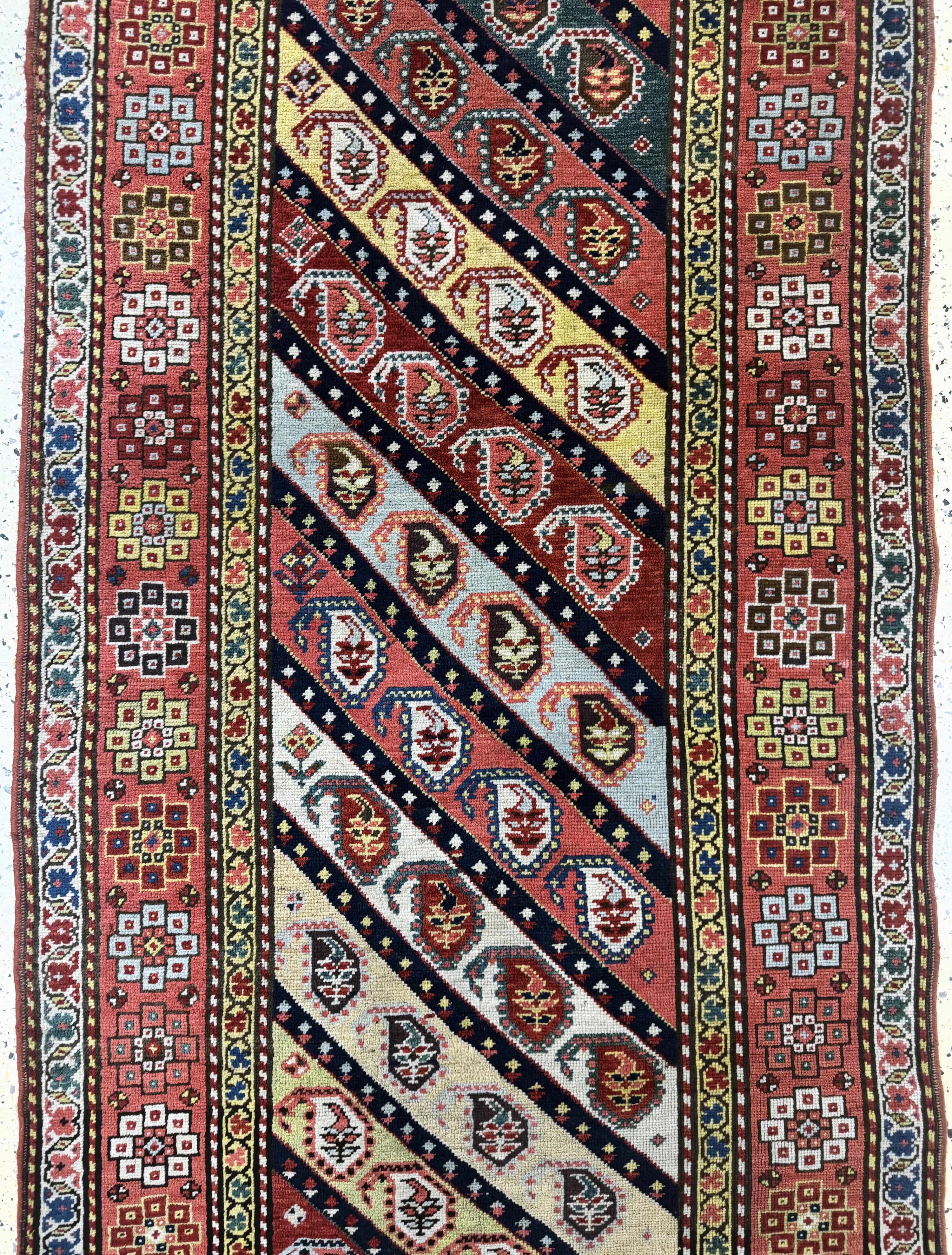 Detail c: "Gendje"Kazak antik, Kaukasus, 19.Jhd, Wolle auf Wolle, ca. 330 x 110 cm, EHZ: 2(kleine restaurierungen).