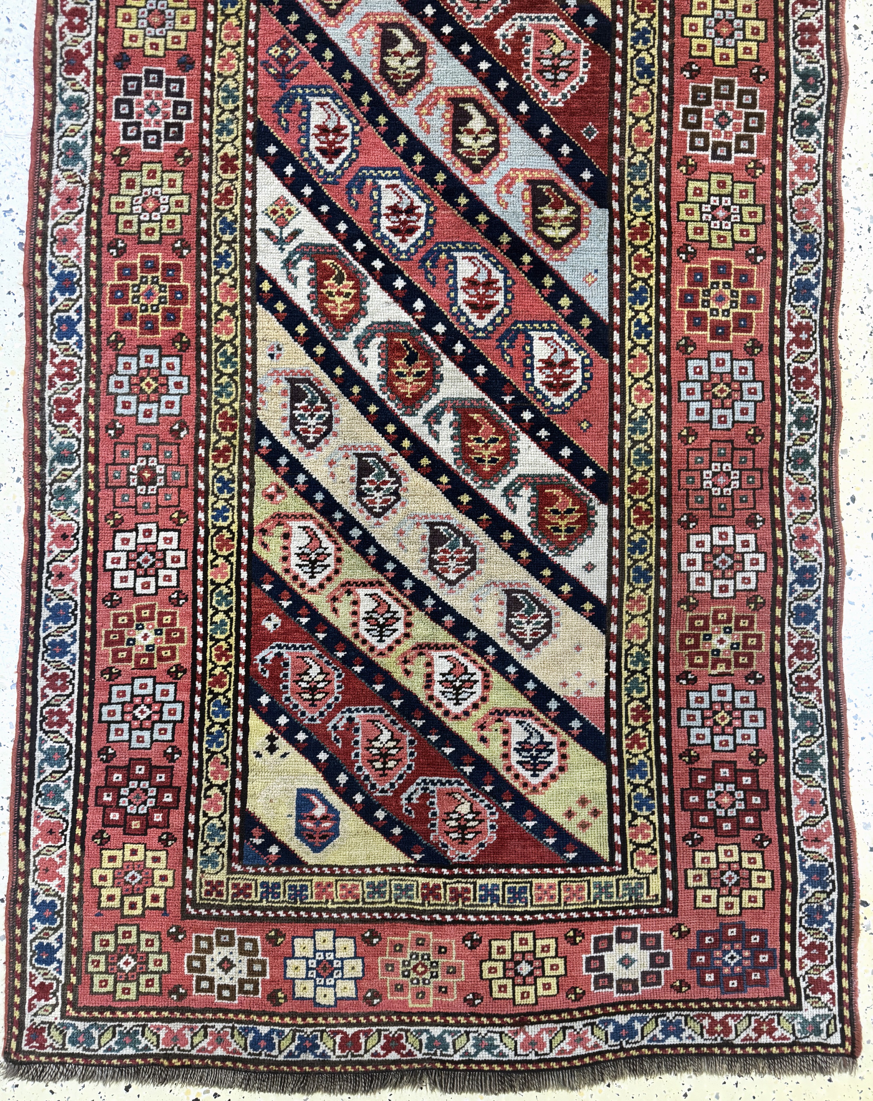 Detail d: "Gendje"Kazak antik, Kaukasus, 19.Jhd, Wolle auf Wolle, ca. 330 x 110 cm, EHZ: 2(kleine restaurierungen).