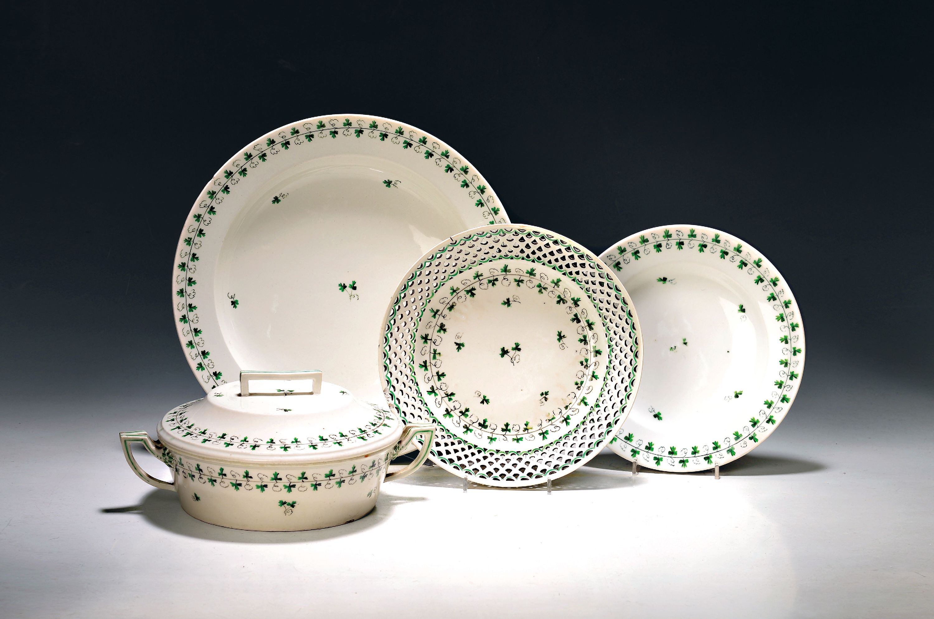 Image 27062365 - 8 Serviceteile, Wien, 18. Jh., Petersiliendekor, Deckelschüssel, zwei Teller rest., ...