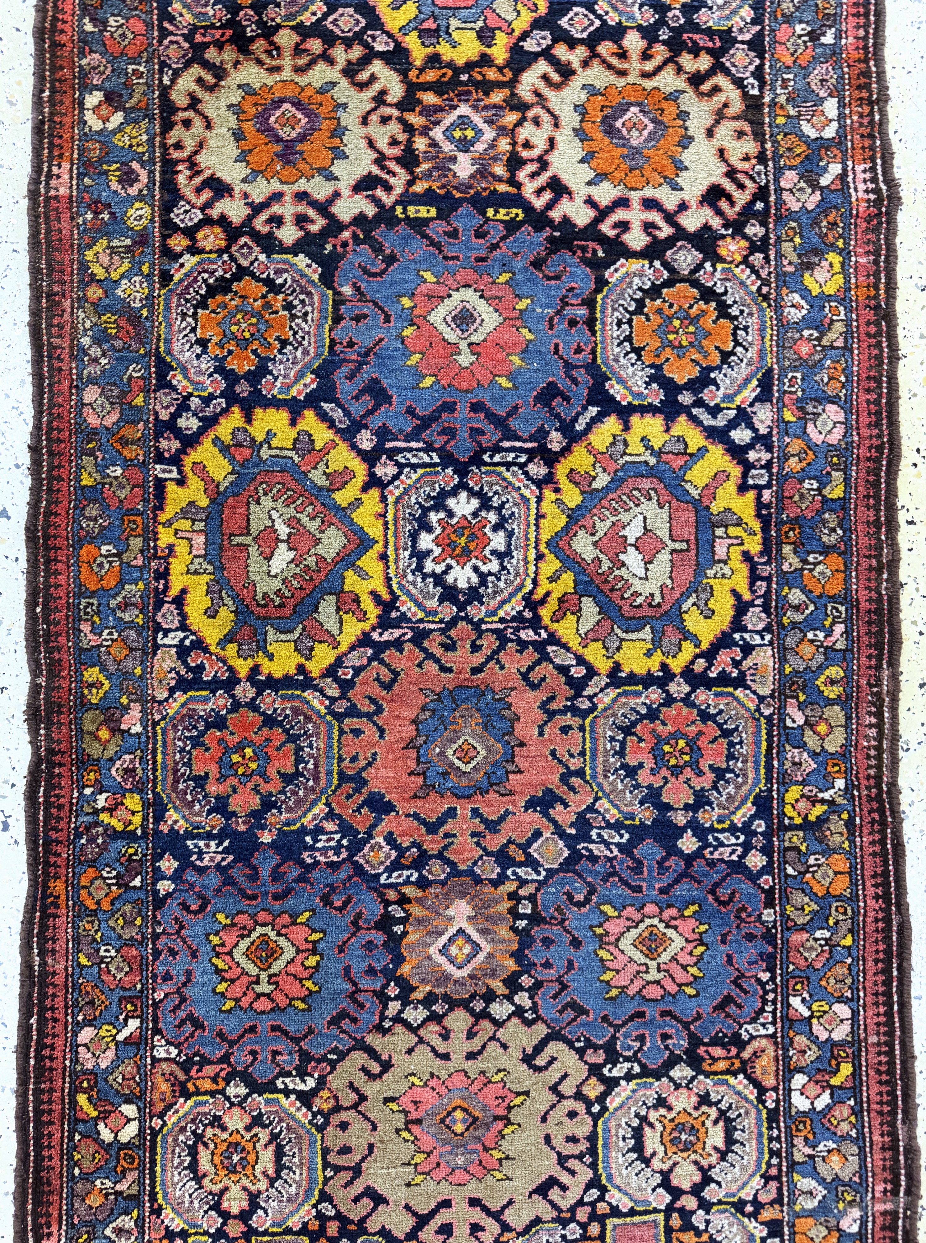 Detail b: Shahsawan antik, Persien, 19.Jhd, Wolle aufBaumwolle, ca. 265 x 95 cm, EHZ: 2-3(restauriert)