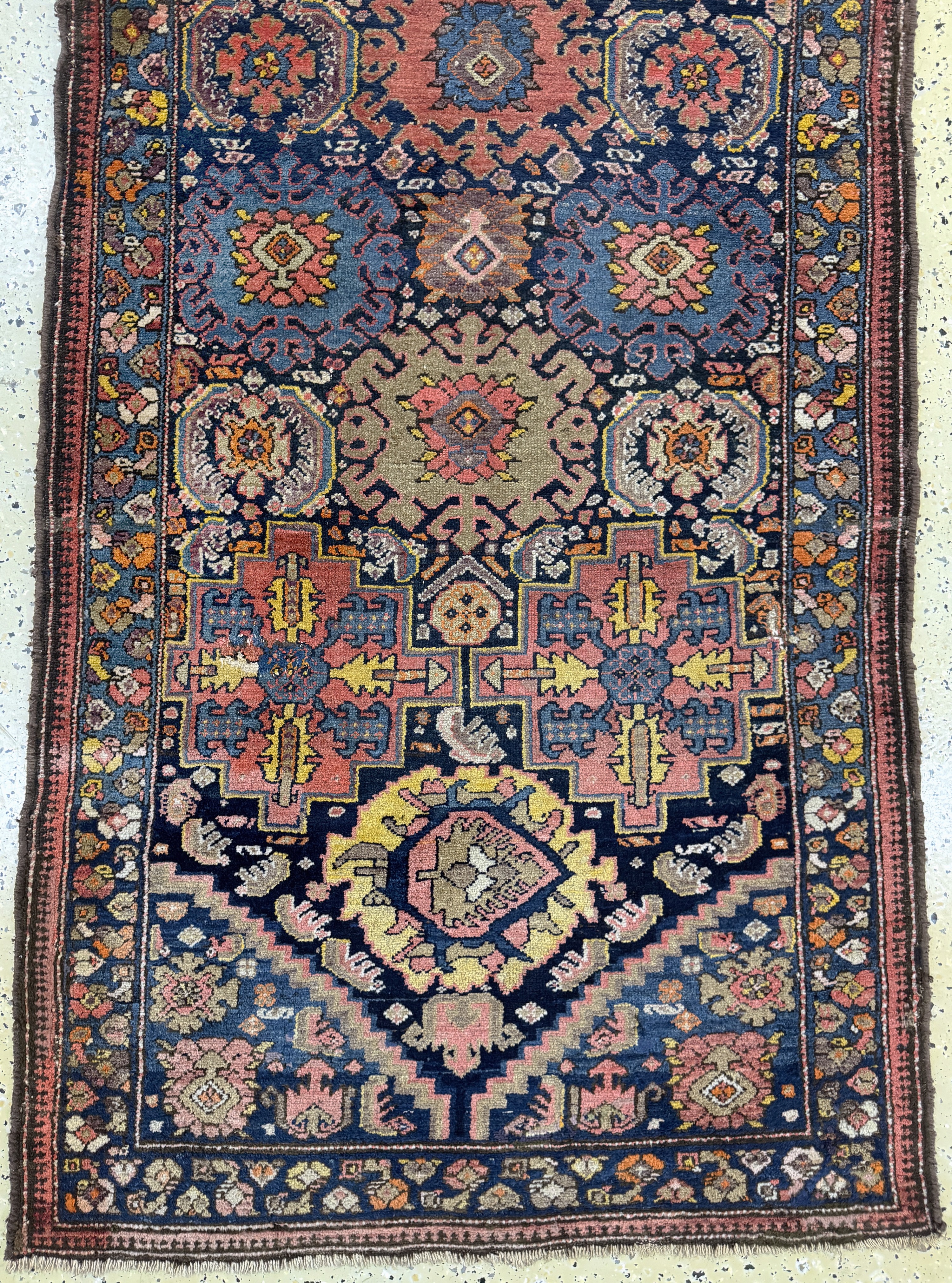 Detail c: Shahsawan antik, Persien, 19.Jhd, Wolle aufBaumwolle, ca. 265 x 95 cm, EHZ: 2-3(restauriert)
