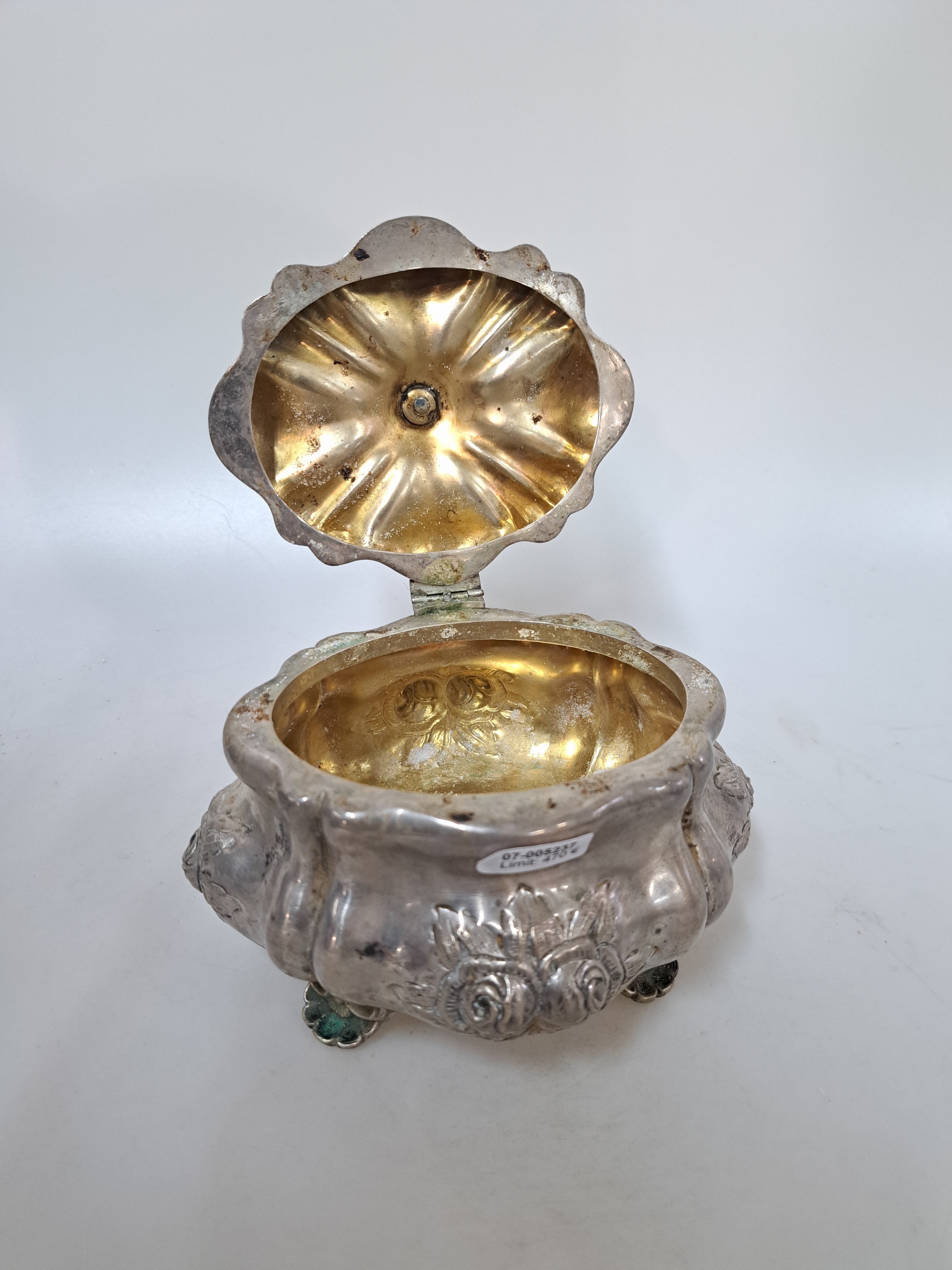 Detail b: Zuckerdose, Donaumonarchie Österreich-Ungarn, 1937-64, 800er, innenvergoldet, godroniert, Rosenreliefs, plastische Deckelrose, 465g, Meistermarke KA