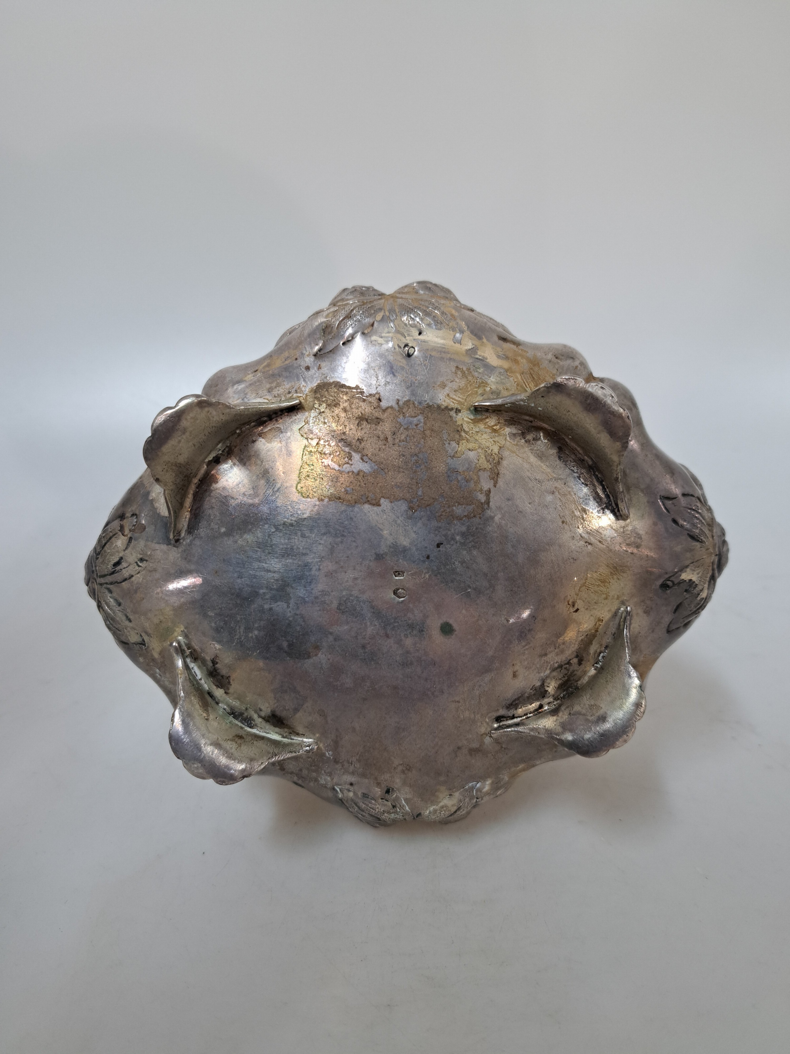 Detail d: Zuckerdose, Donaumonarchie Österreich-Ungarn, 1937-64, 800er, innenvergoldet, godroniert, Rosenreliefs, plastische Deckelrose, 465g, Meistermarke KA