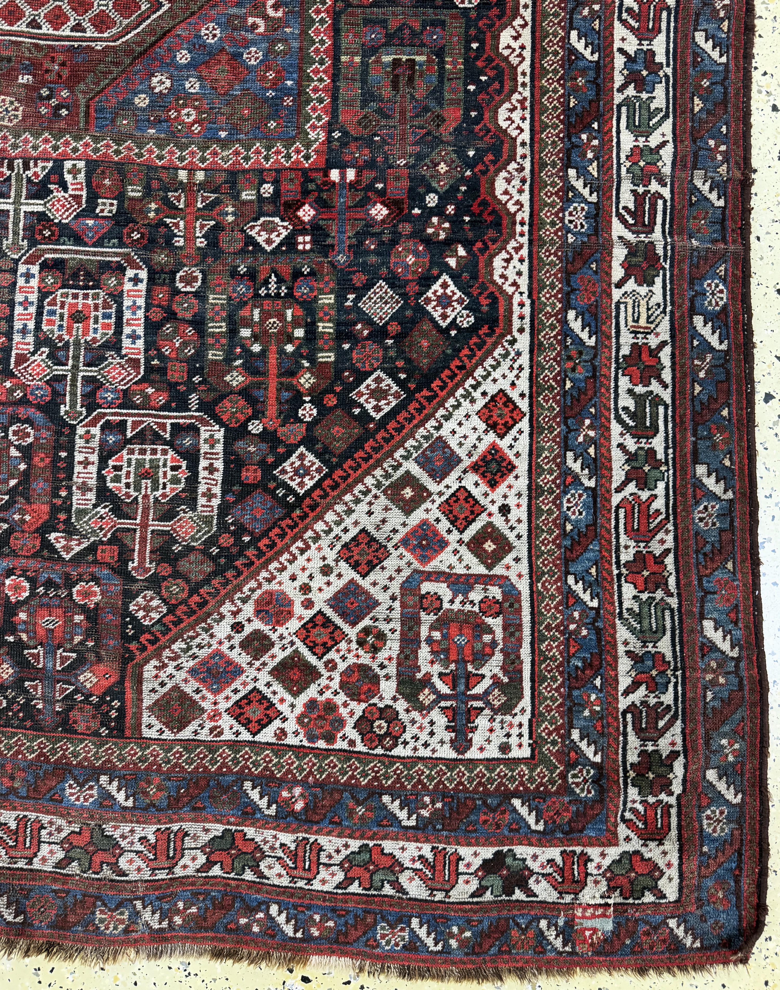 Detail a: Ghaschgai antik, Persien, 19.Jhd, Wolle aufWolle, ca. 300 x 205 cm, EHZ: 3(restauriert)