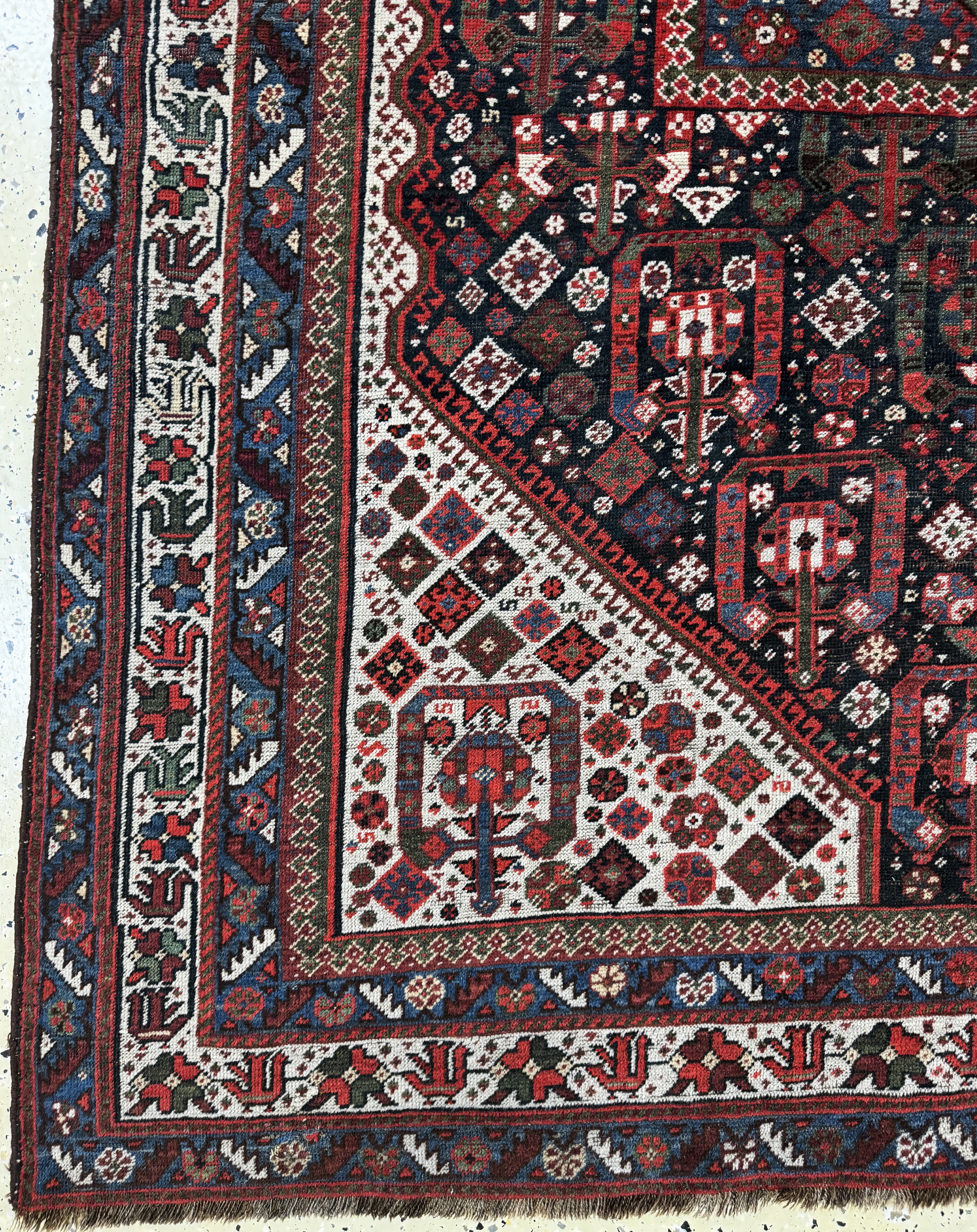 Detail b: Ghaschgai antik, Persien, 19.Jhd, Wolle aufWolle, ca. 300 x 205 cm, EHZ: 3(restauriert)
