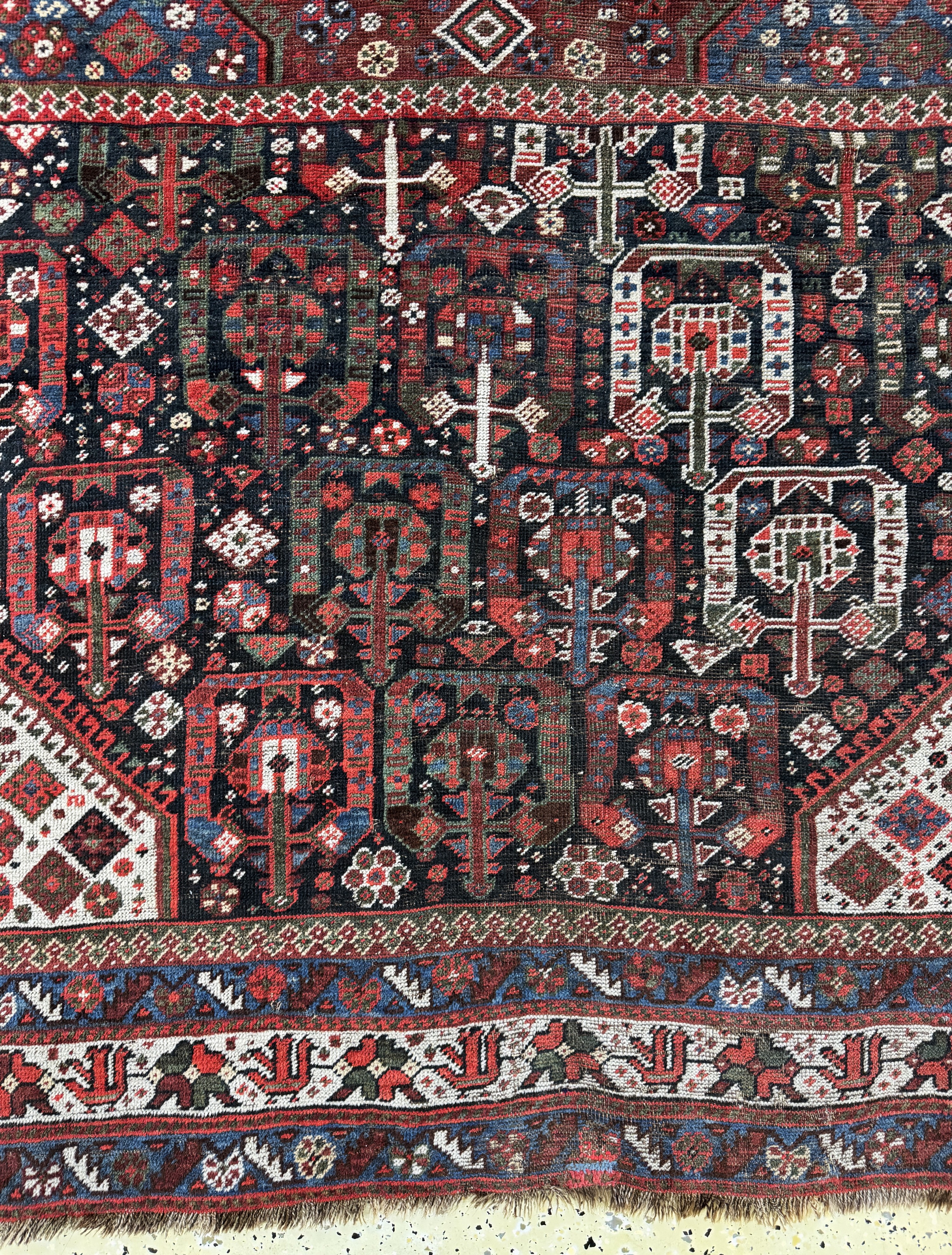 Detail c: Ghaschgai antik, Persien, 19.Jhd, Wolle aufWolle, ca. 300 x 205 cm, EHZ: 3(restauriert)