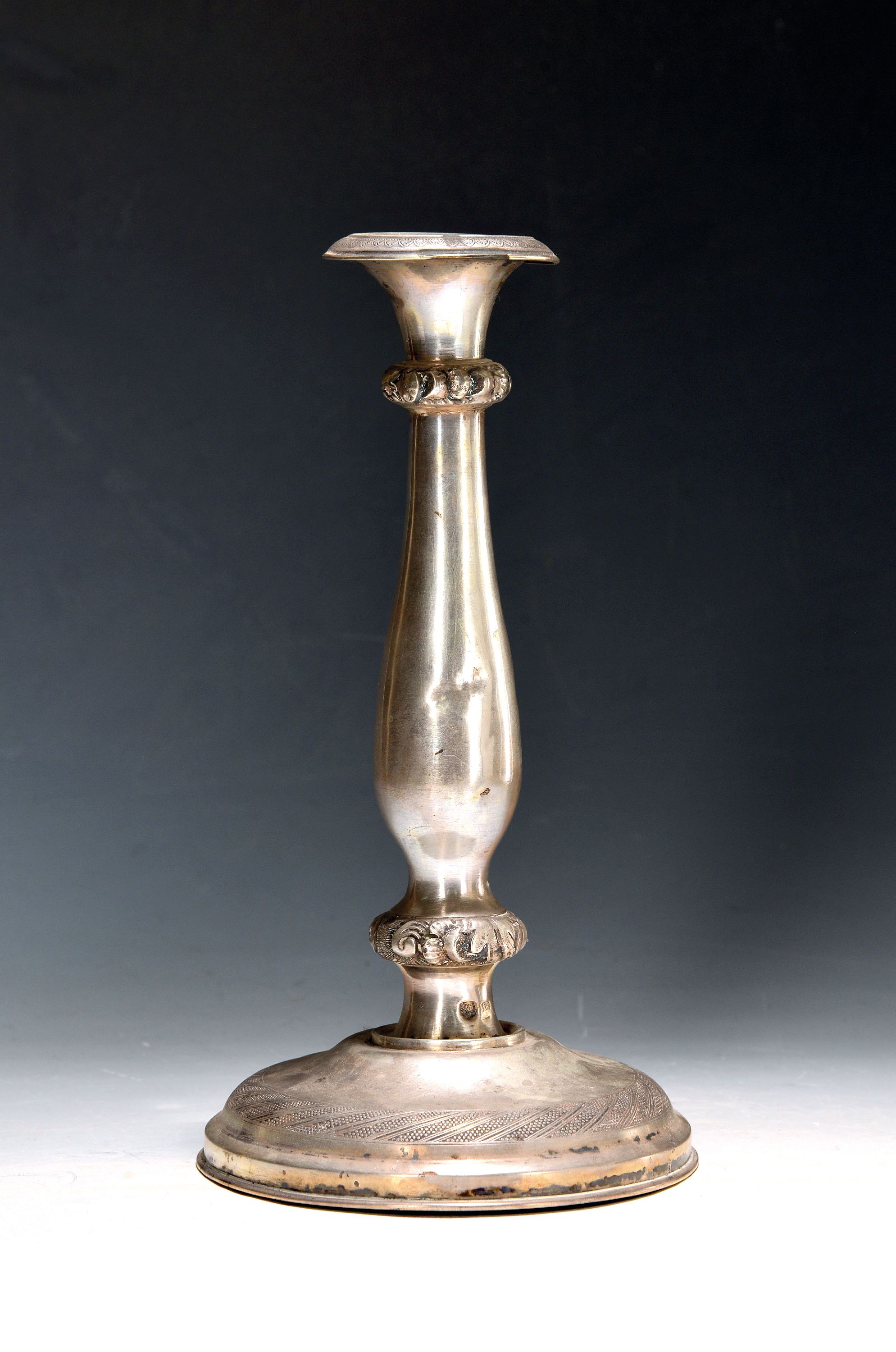 Image 27062389 - Wiener Biedermeier-Leuchter, Wien, datiert 1844, 13-Lot, Gravurdekor, 303g, H. 27cm