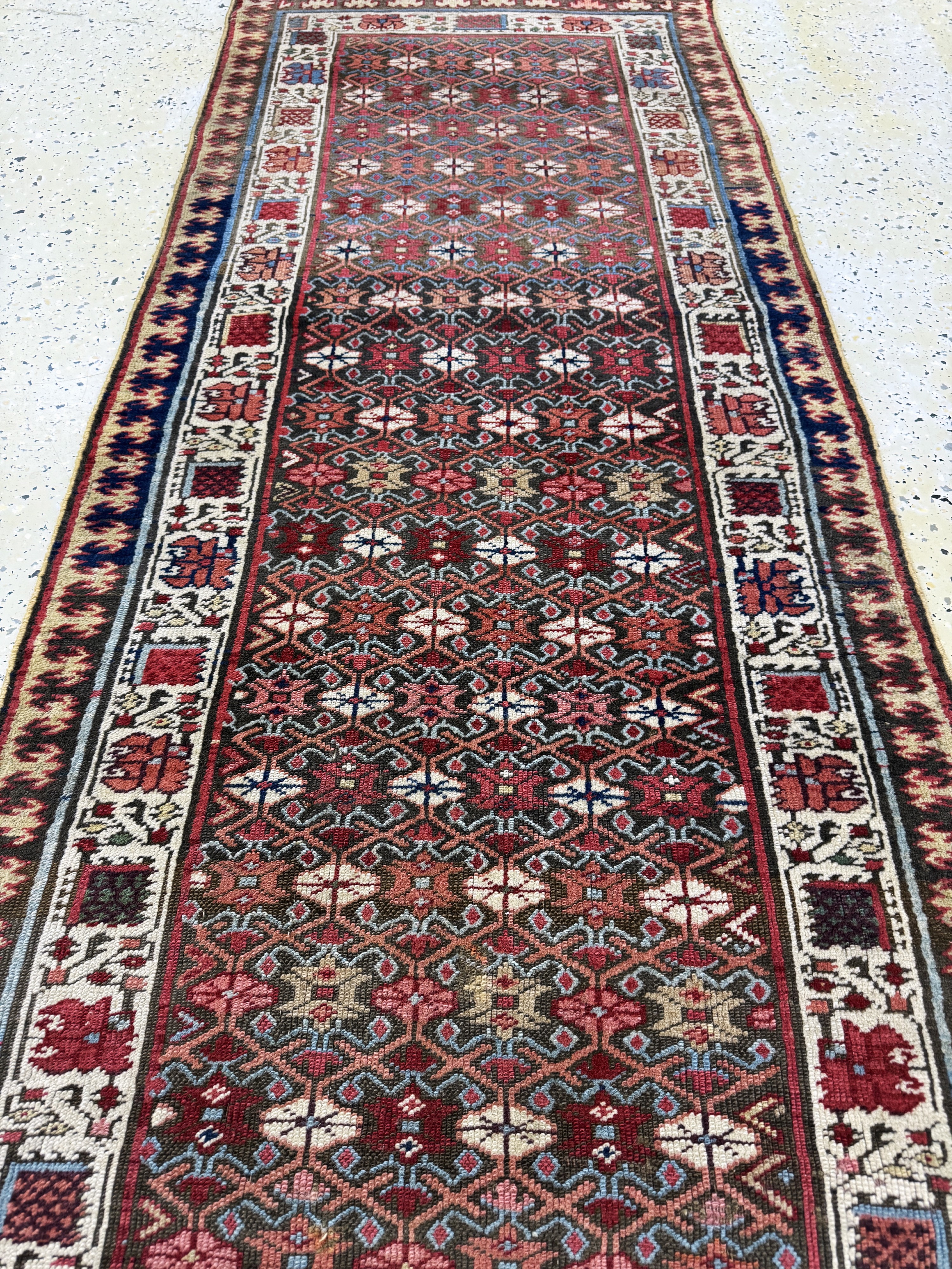 Detail e: Kazak antik, Kaukasus, 19.Jhd, Wolle auf Wolle, ca. 320 x 80 cm, EHZ: 3(restauriert)