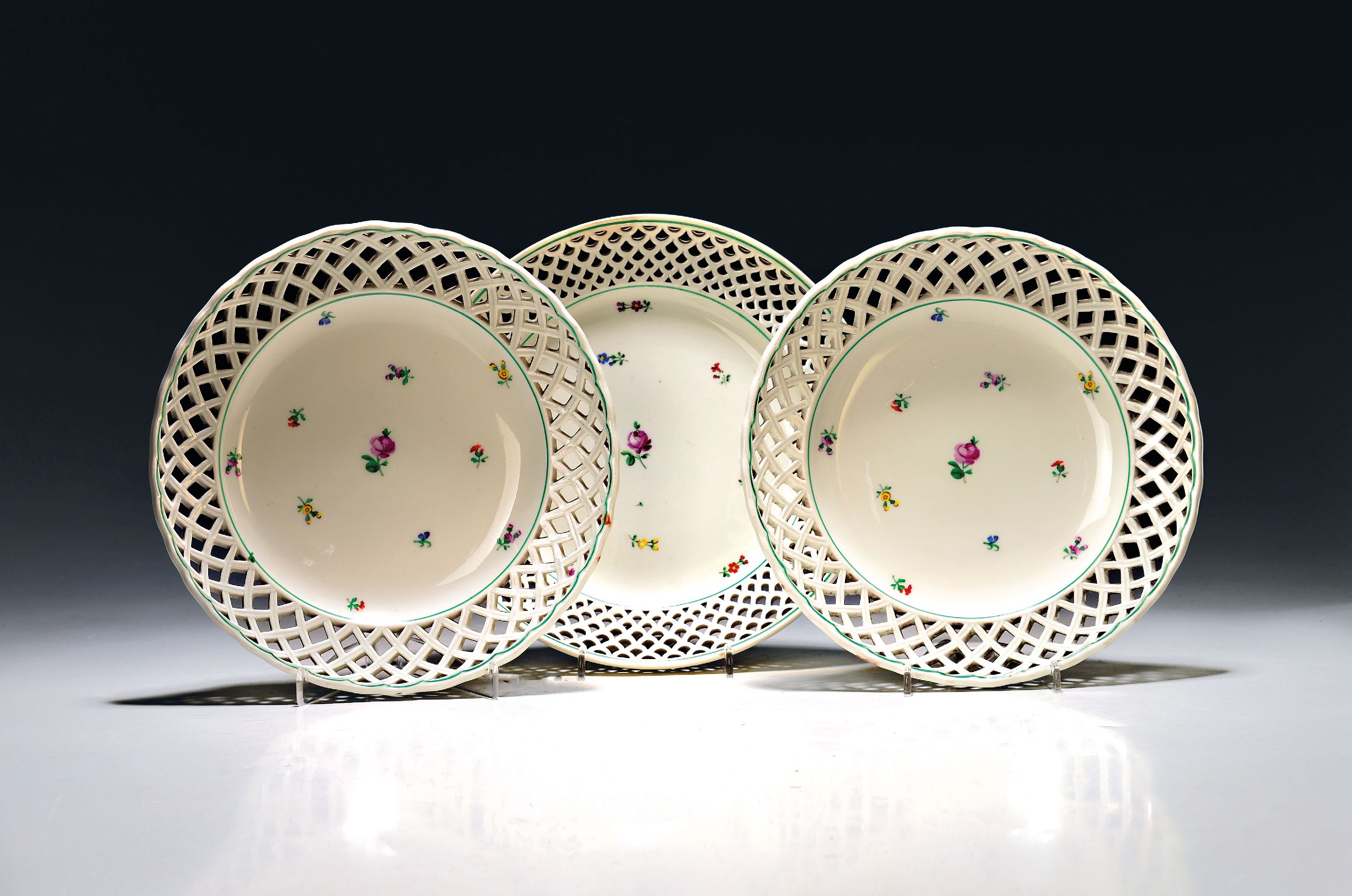 Image 27062392 - 3 Dessertteller, Wien, 18. Jh., Rand in Durchbrucharbeit, gestreute Blümchen, grüner ...