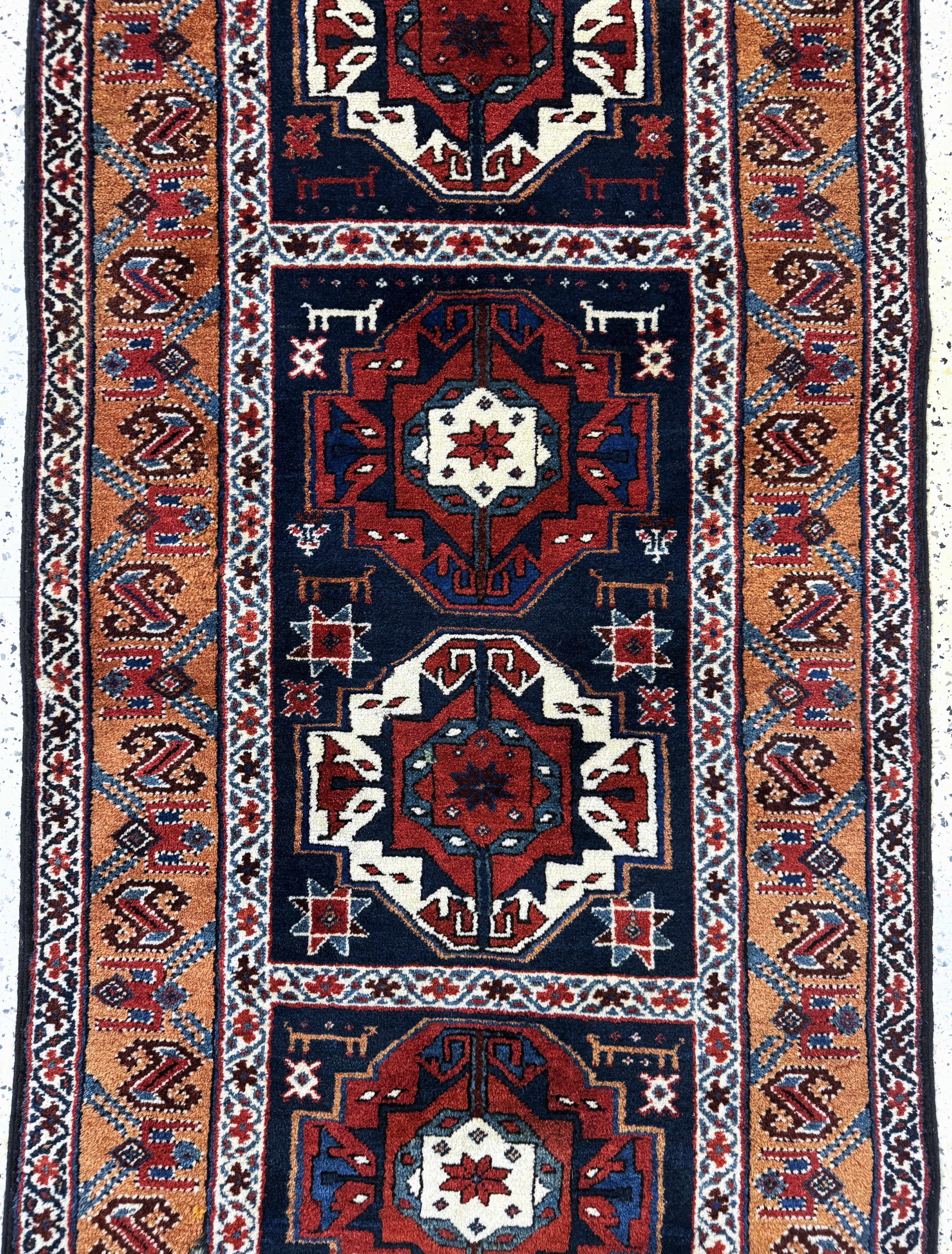 Detail b: Kazak alt, Kaukasus, Anfang 20.Jhd, Wolle auf Wolle, ca. 270 x 90 cm, EHZ: 2(kleine restaurierungen)