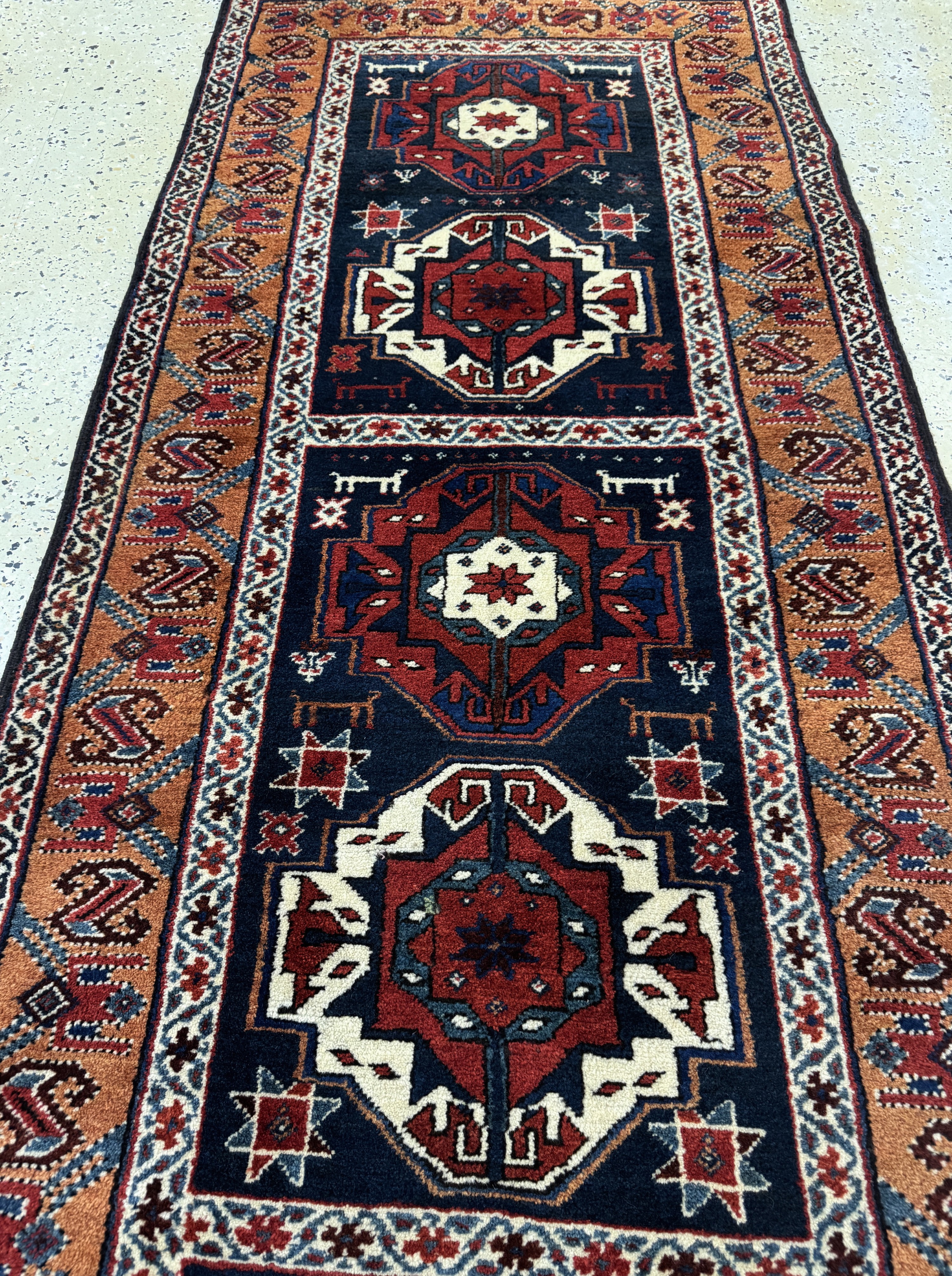 Detail e: Kazak alt, Kaukasus, Anfang 20.Jhd, Wolle auf Wolle, ca. 270 x 90 cm, EHZ: 2(kleine restaurierungen)