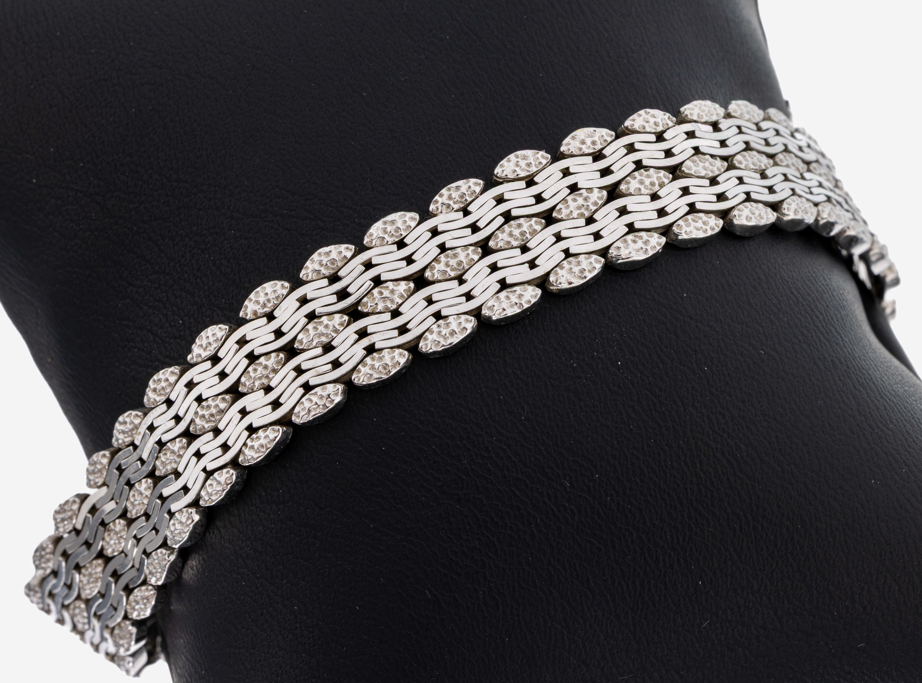 Image 27062394 - 14 kt Gold Armband, WG 585/000, part. pol. und strukt., L. ca. 19 cm, Kastenschloss mit ...