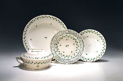 Image 8 Serviceteile, Wien, 18. Jh., Petersiliendekor, Deckelschüssel, zwei Teller rest., ...