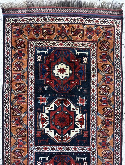 27062393a - Kazak alt, Kaukasus, Anfang 20.Jhd, Wolle auf Wolle, ca. 270 x 90 cm, EHZ: 2(kleine ...