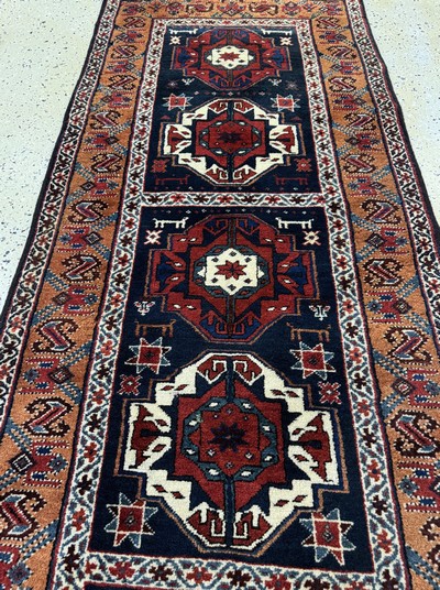 27062393e - Kazak alt, Kaukasus, Anfang 20.Jhd, Wolle auf Wolle, ca. 270 x 90 cm, EHZ: 2(kleine ...
