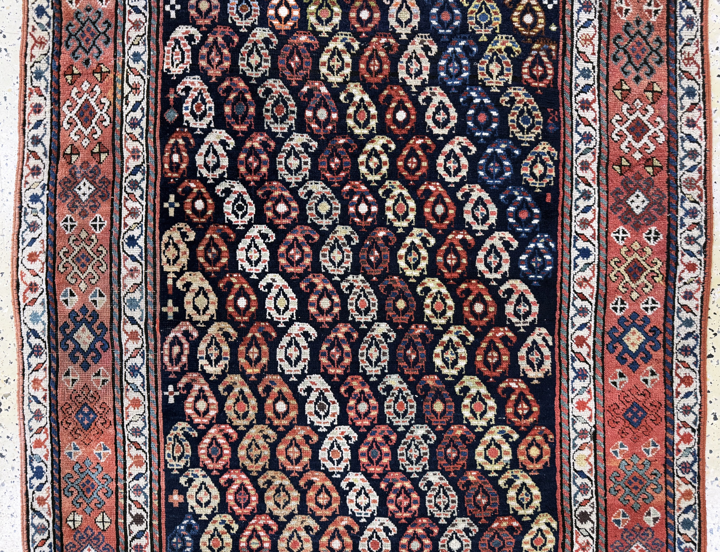 Detail b: Kazak antik, Kaukasus, 19.Jhd, Wolle auf Wolle, ca. 305 x 110 cm, EHZ: 3(restauriert), Fransen erneuert