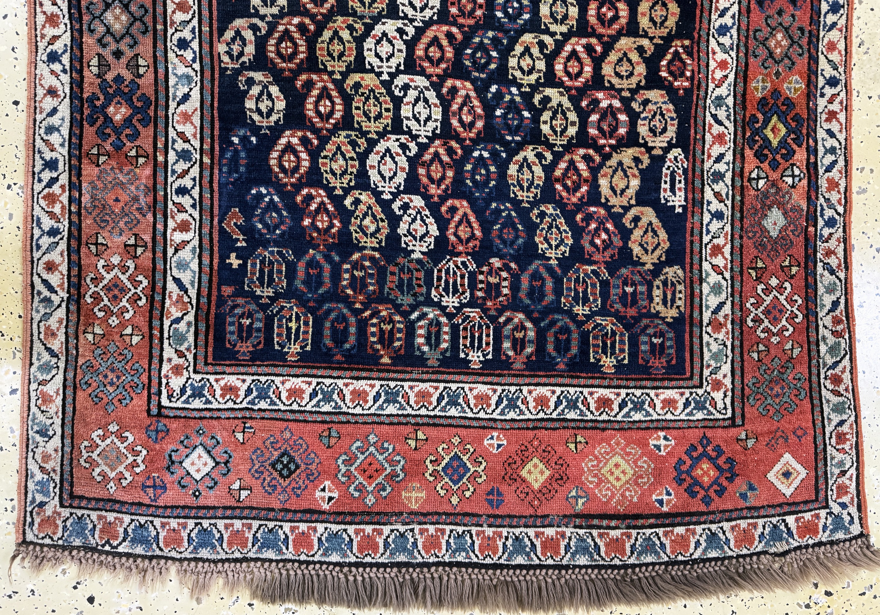 Detail d: Kazak antik, Kaukasus, 19.Jhd, Wolle auf Wolle, ca. 305 x 110 cm, EHZ: 3(restauriert), Fransen erneuert