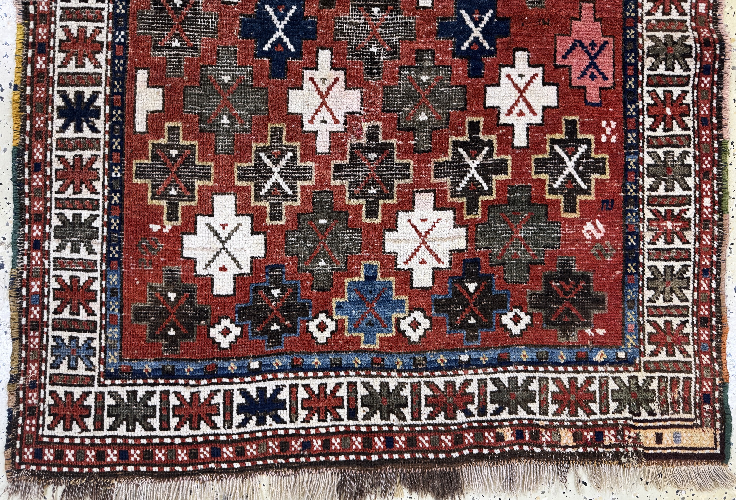 Detail b: Kazak antik, Kaukasus, 19.Jhd, Wolle auf Wolle, ca. 145 x 110 cm, EHZ: 3(restauriert)