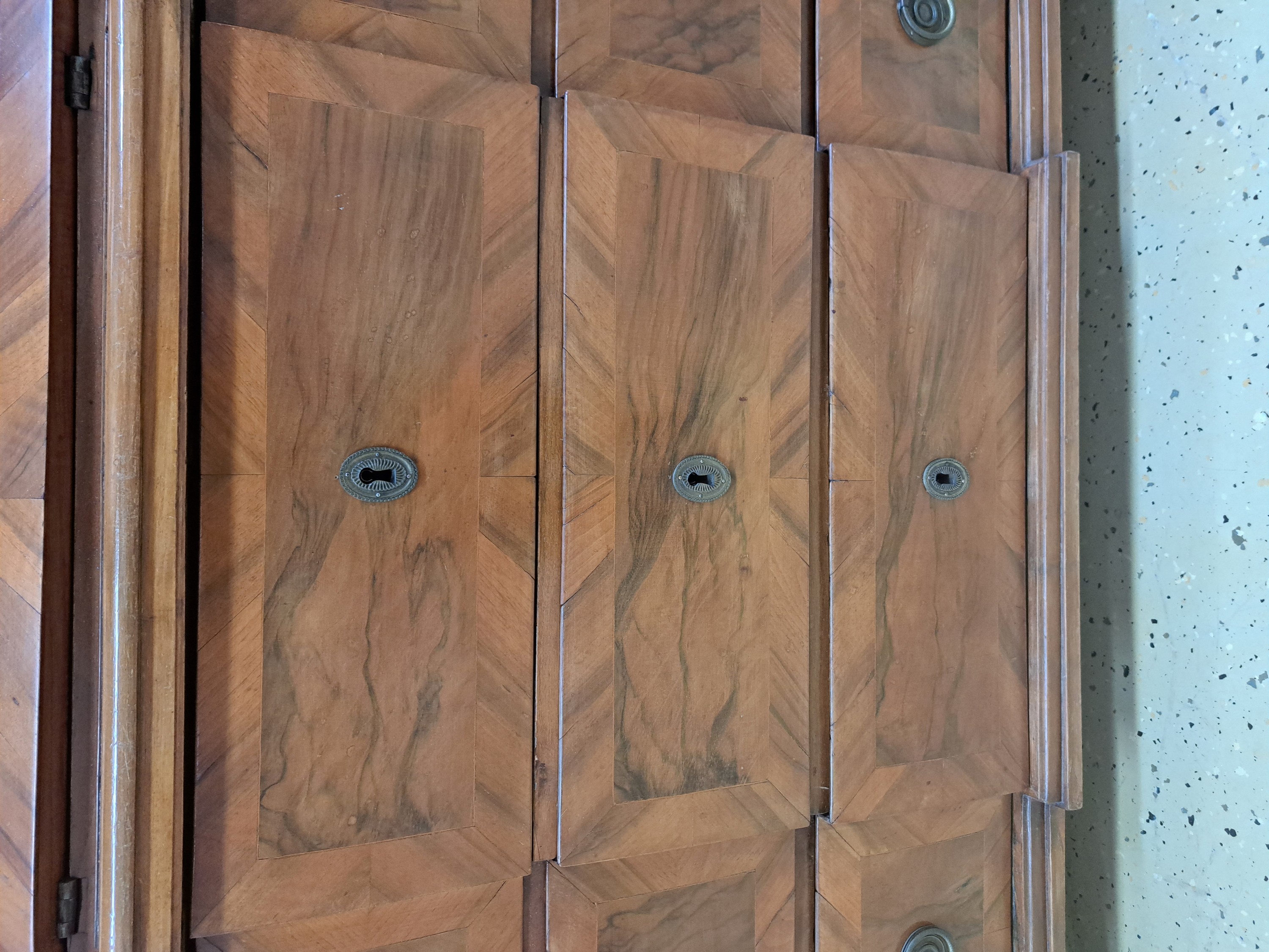 Detail l: Barock Aufsatzsekretär, um 1740/50, Nußbaumfurnier, Aufsatz mit einer Glastür und 6 Schubladen, Holzgalerie und Zahnfrieß, mittlere ...