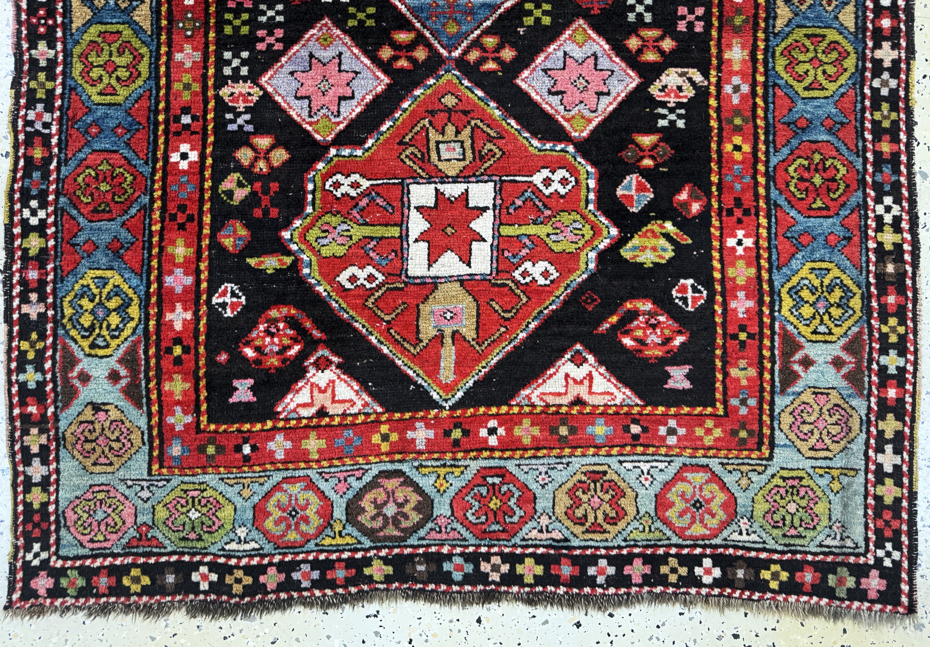 Detail b: Kazak antik, Kaukasus, um 1900, Wolle auf Wolle, ca. 150 x 120 cm, EHZ: 3(restauriert)