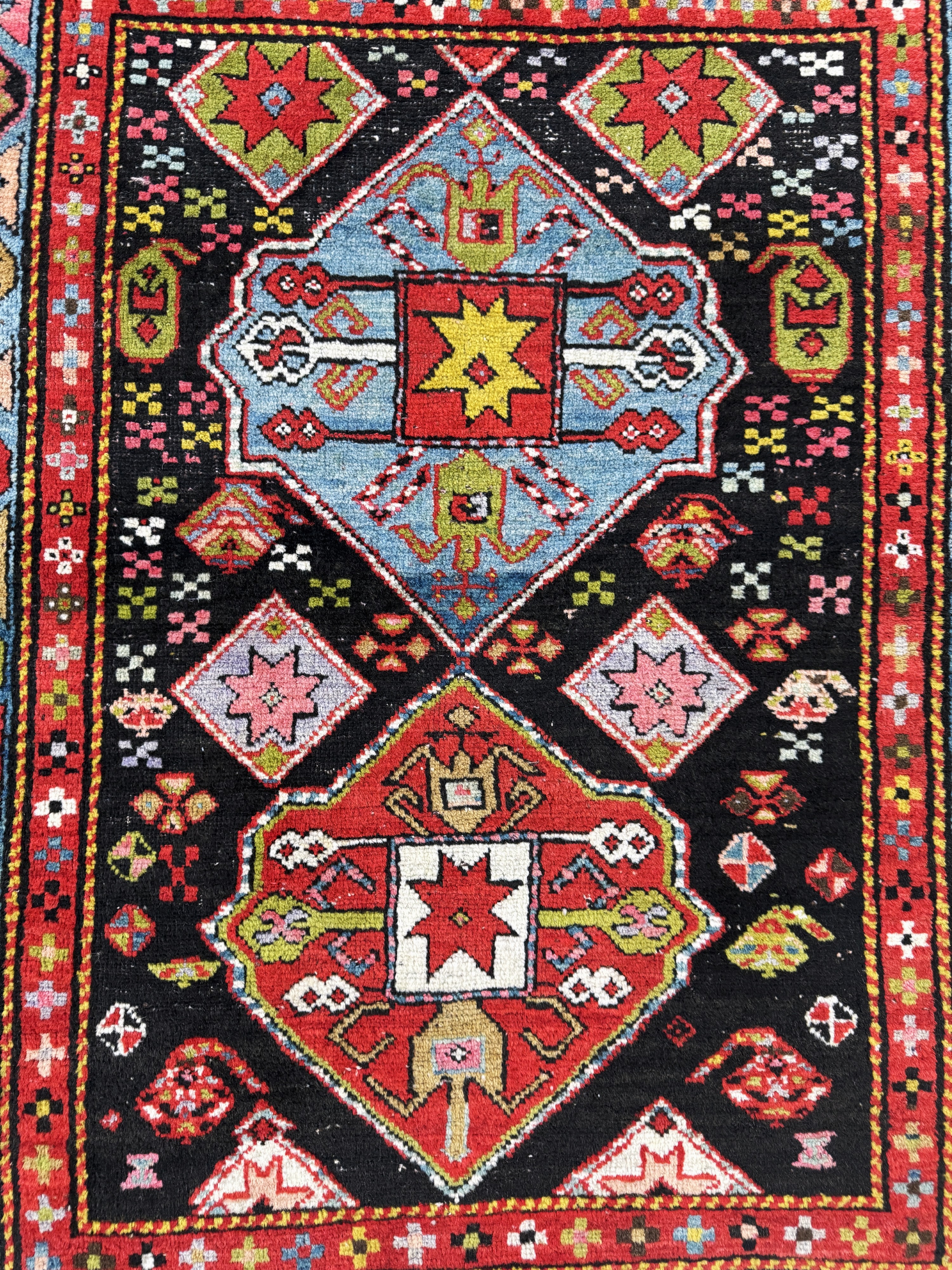 Detail c: Kazak antik, Kaukasus, um 1900, Wolle auf Wolle, ca. 150 x 120 cm, EHZ: 3(restauriert)