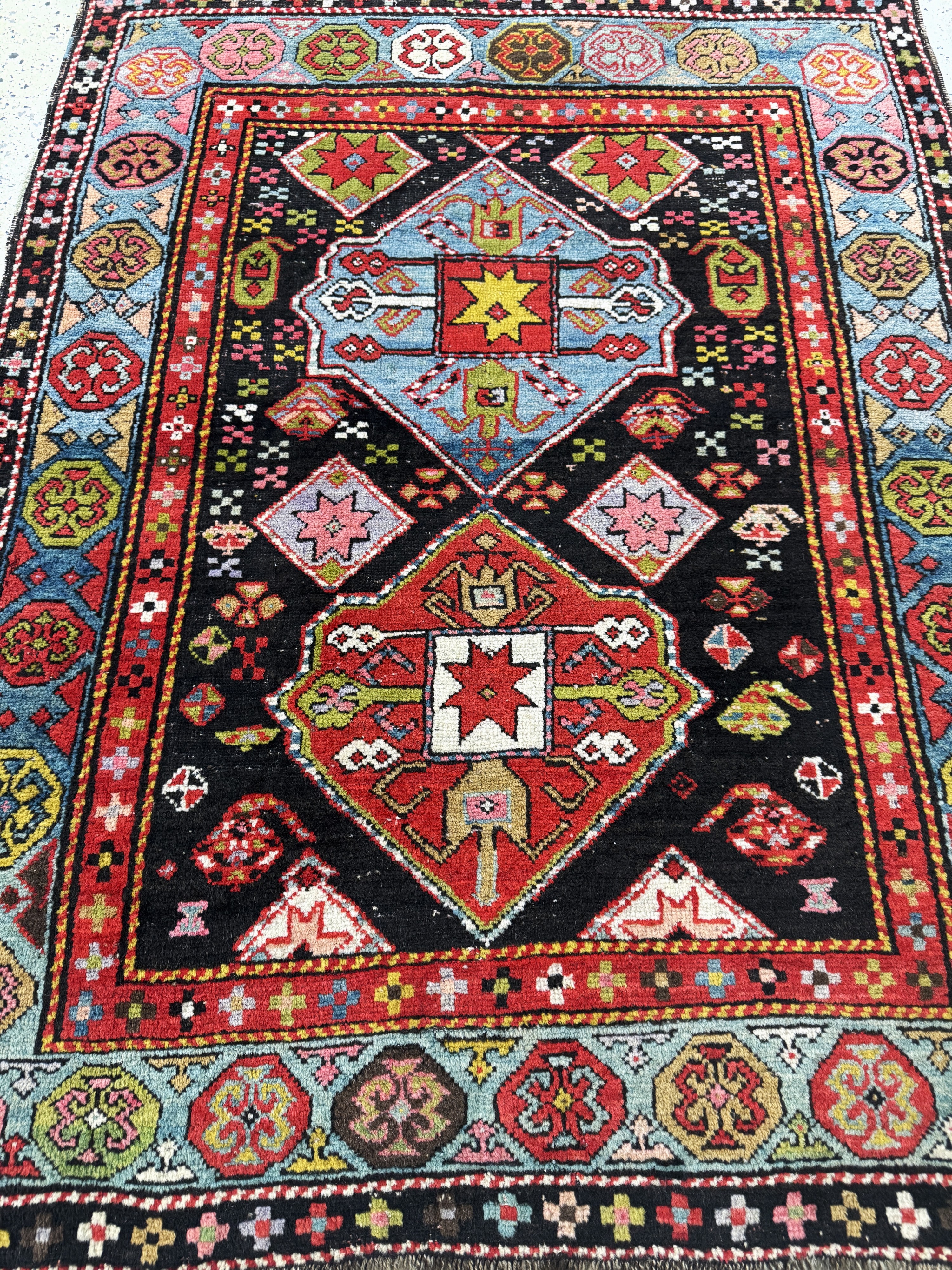 Detail d: Kazak antik, Kaukasus, um 1900, Wolle auf Wolle, ca. 150 x 120 cm, EHZ: 3(restauriert)