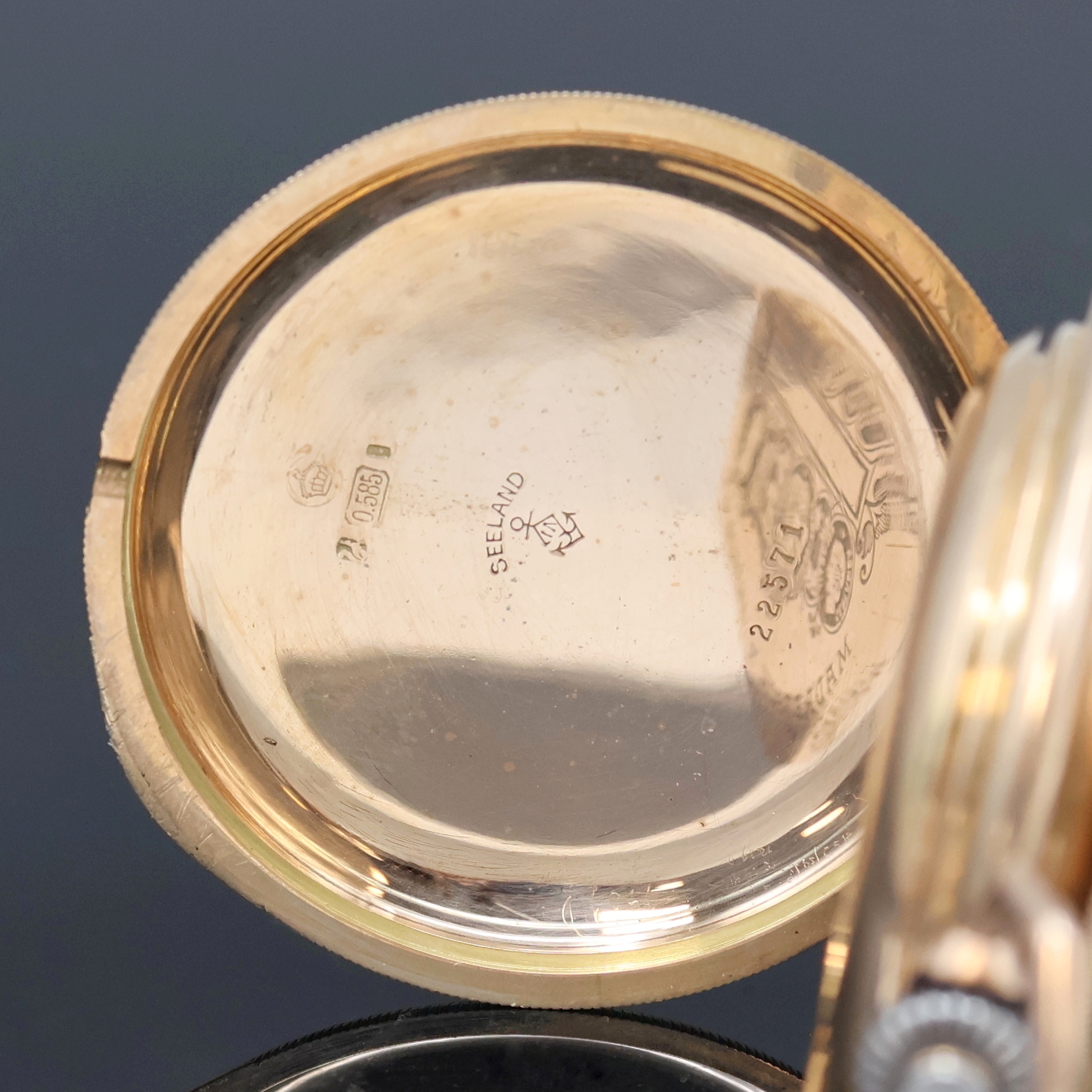 Detail d: SEELAND Herrensavonette in RG 585/000, Schweiz um 1900, guill. 2-Deckel Goldgeh. dell./ber., 2-tlg. Emailzifferbl., Zeiger teils später, verg. Werk, ...