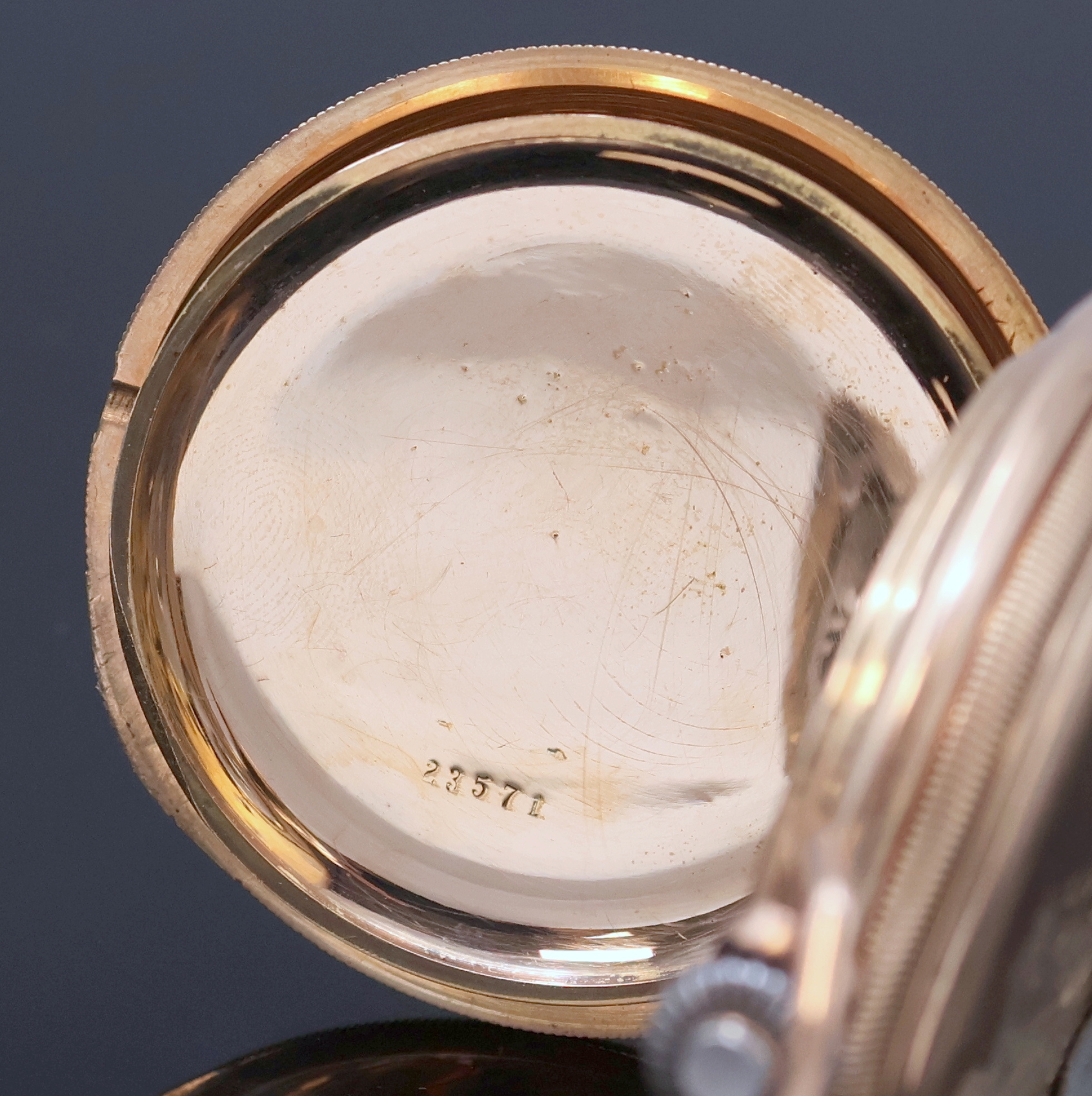 Detail f: SEELAND Herrensavonette in RG 585/000, Schweiz um 1900, guill. 2-Deckel Goldgeh. dell./ber., 2-tlg. Emailzifferbl., Zeiger teils später, verg. Werk, ...
