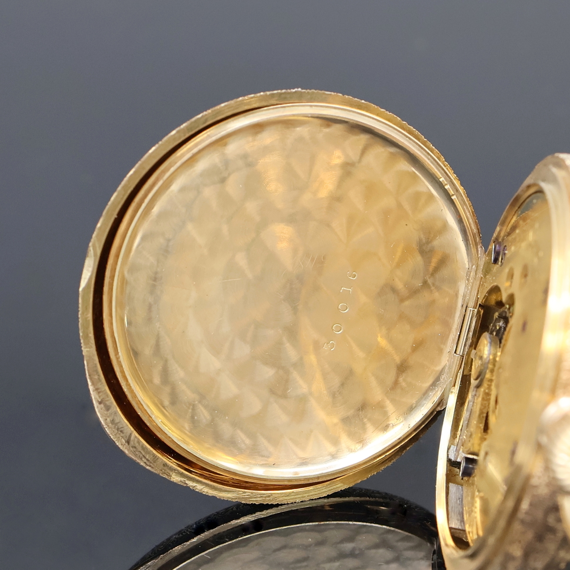 Detail e: ELGIN Savonette Taschenuhr in GG 585/000, USA um 1890, fein grav. 3-Deckel Goldgeh., 2- tlg. Emailzifferbl., feine gebl. Zeiger, kl. Sek. b. 6, verg. ...