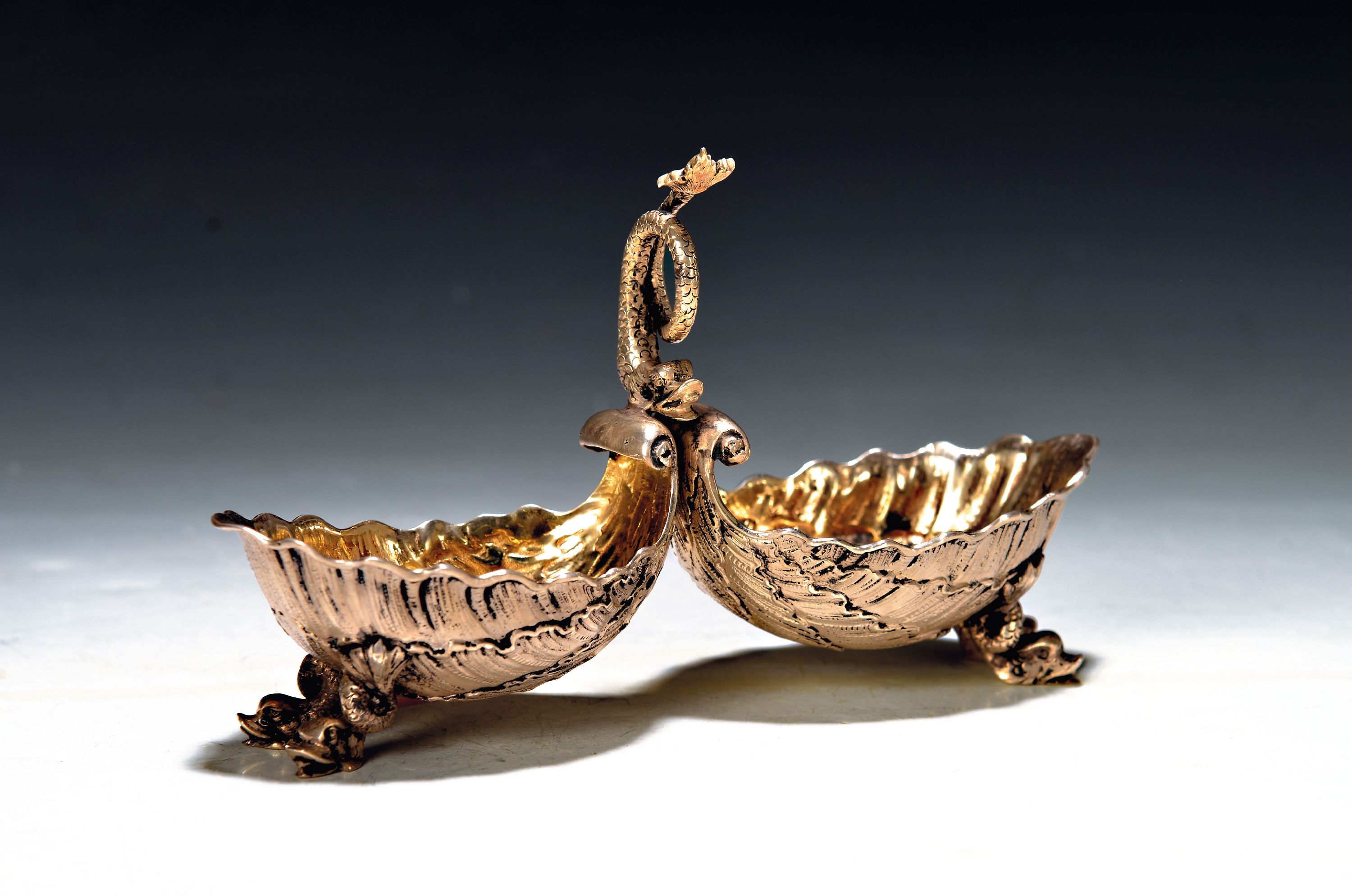 Image 27062458 - Barockisierende Saliere, Anfang/Mitte 19.Jh., wohl deutsch, 13 Lot, muschelförmige ...