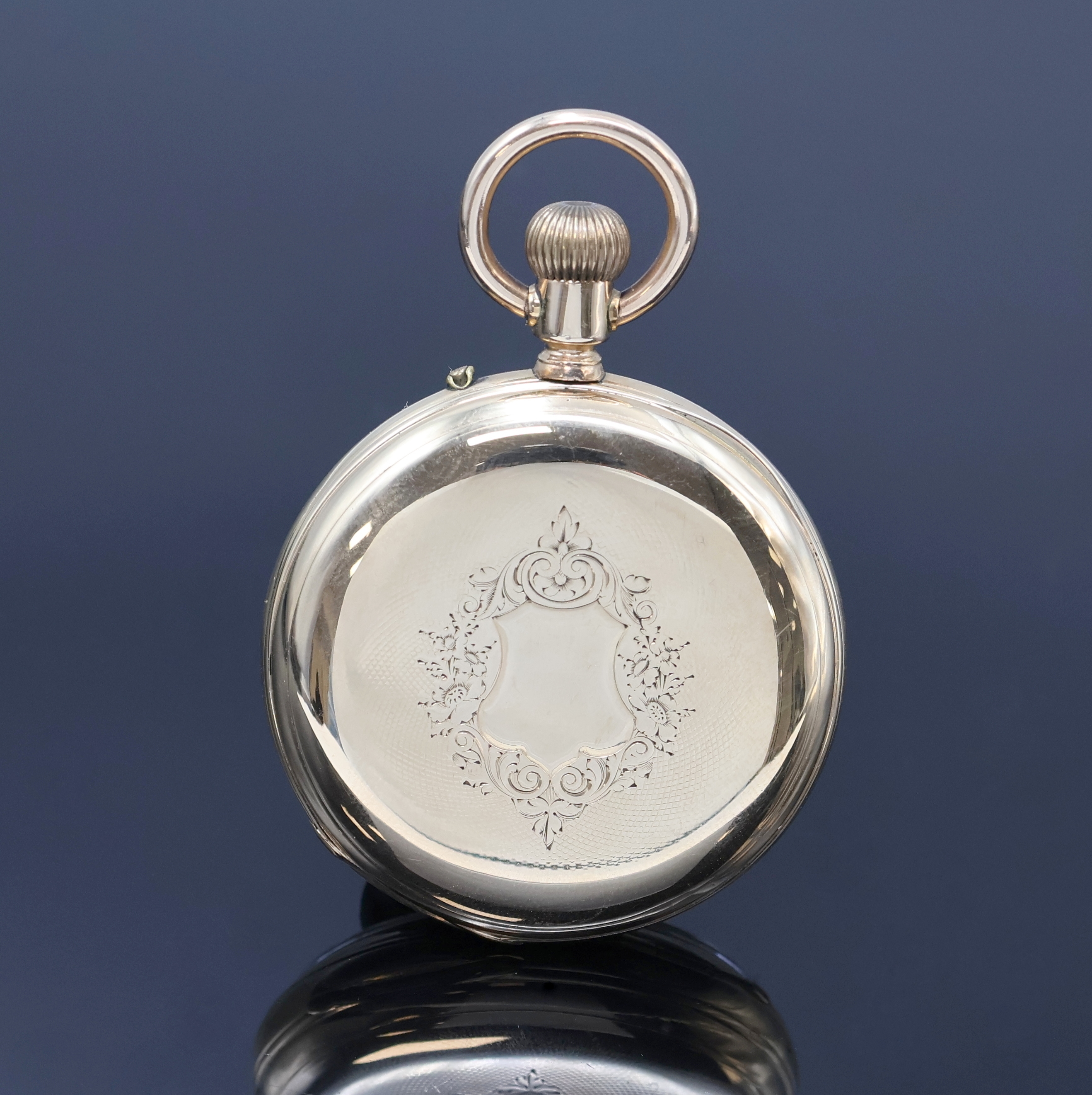 Detail a: Offene Herrentaschenuhr in GG 585/000, Schweiz um 1880, guill. Geh. berieb., Signatur auf verg. Cuvette, Emailzifferbl. m. röm. Zahlen, kl. Sek. b. ...