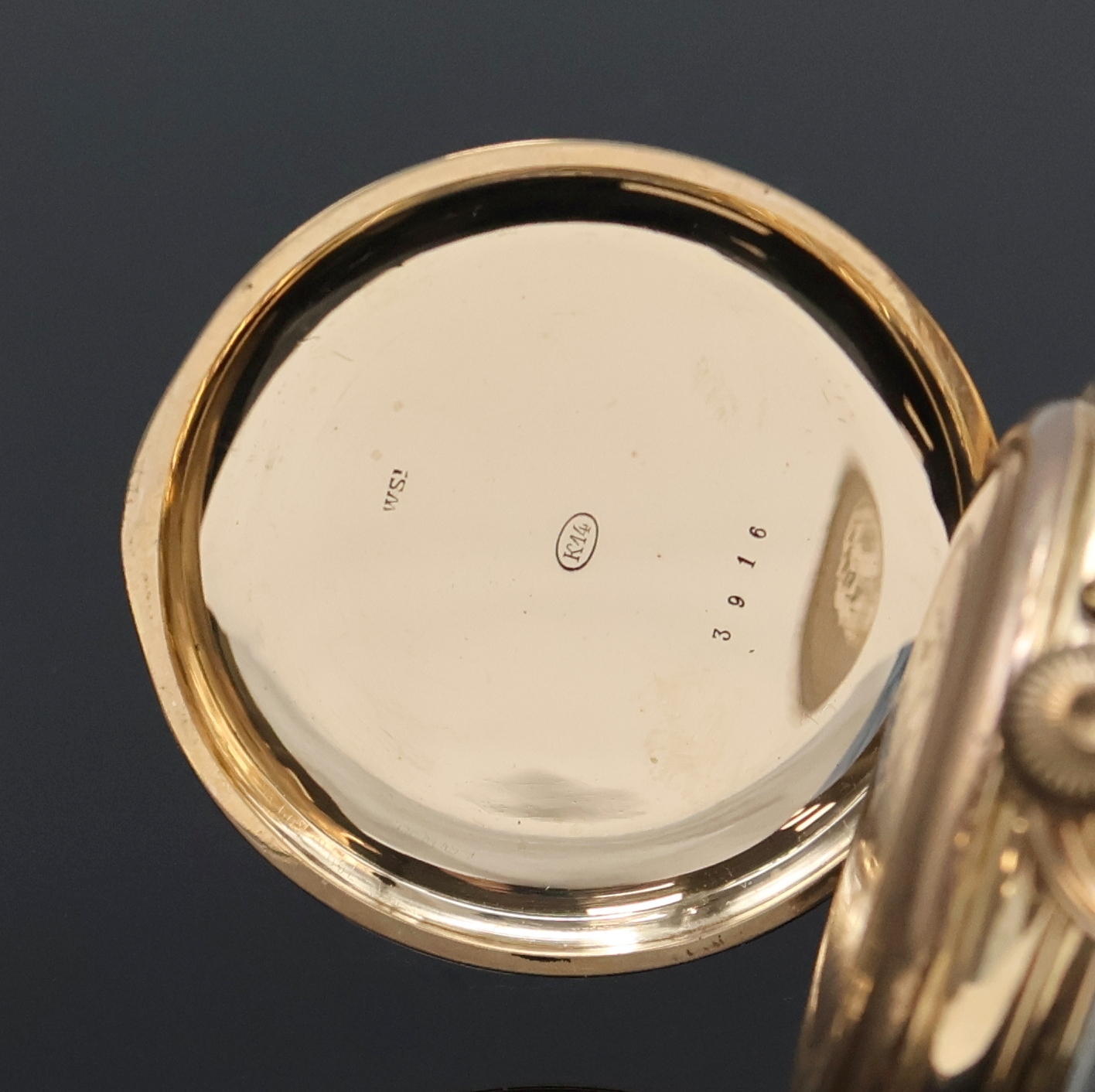 Detail b: Offene Herrentaschenuhr in GG 585/000, Schweiz um 1880, guill. Geh. berieb., Signatur auf verg. Cuvette, Emailzifferbl. m. röm. Zahlen, kl. Sek. b. ...