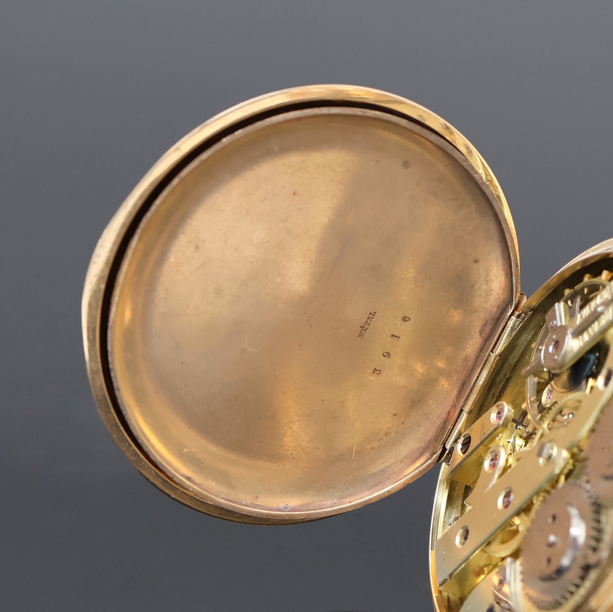 Detail d: Offene Herrentaschenuhr in GG 585/000, Schweiz um 1880, guill. Geh. berieb., Signatur auf verg. Cuvette, Emailzifferbl. m. röm. Zahlen, kl. Sek. b. ...