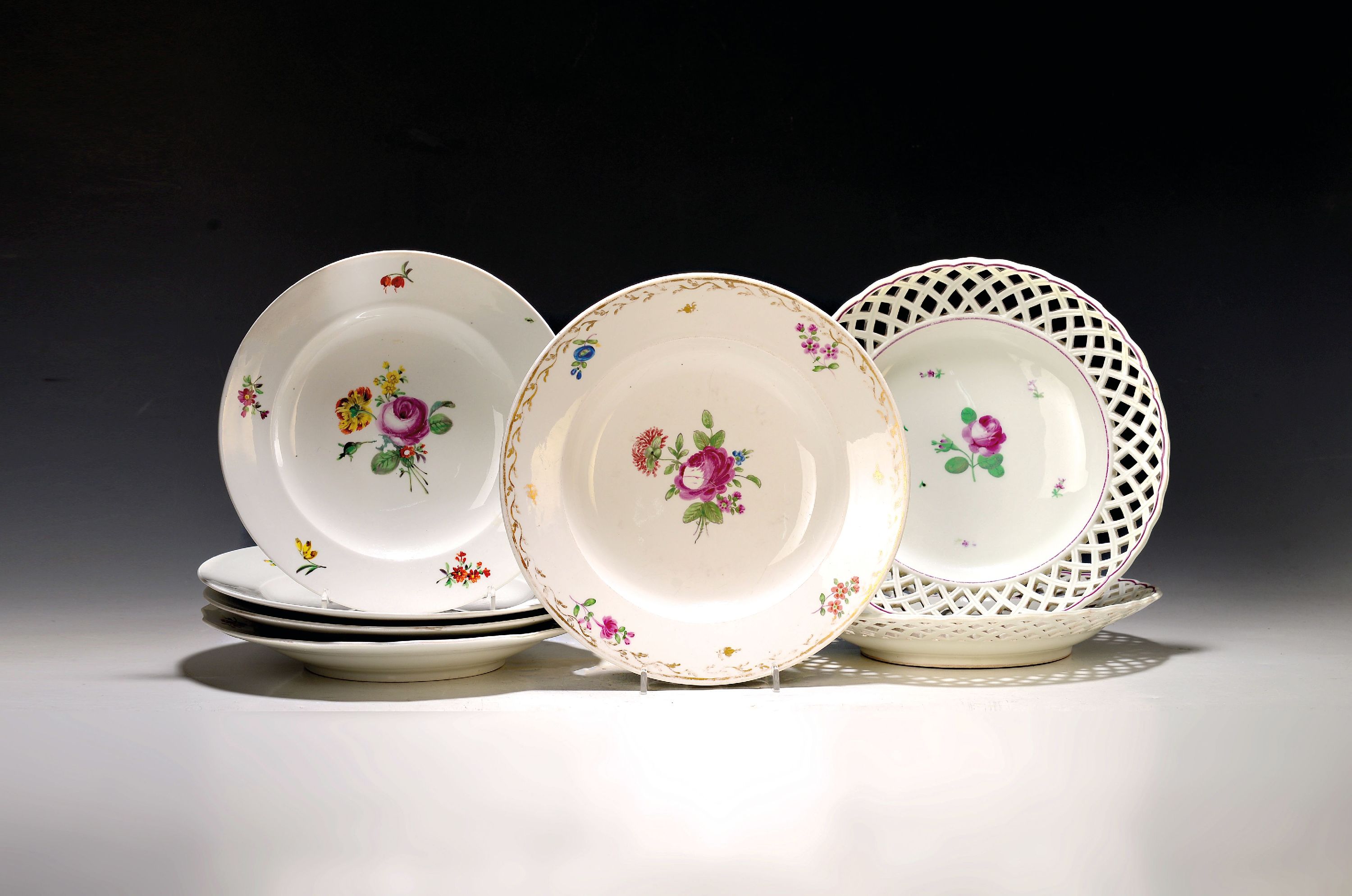 Image 27062462 - 7 Speiseteller, Wien, 18. Jh., Blumenmalerei, darunter zwei Teller mit Durchbrucharbeit, ...