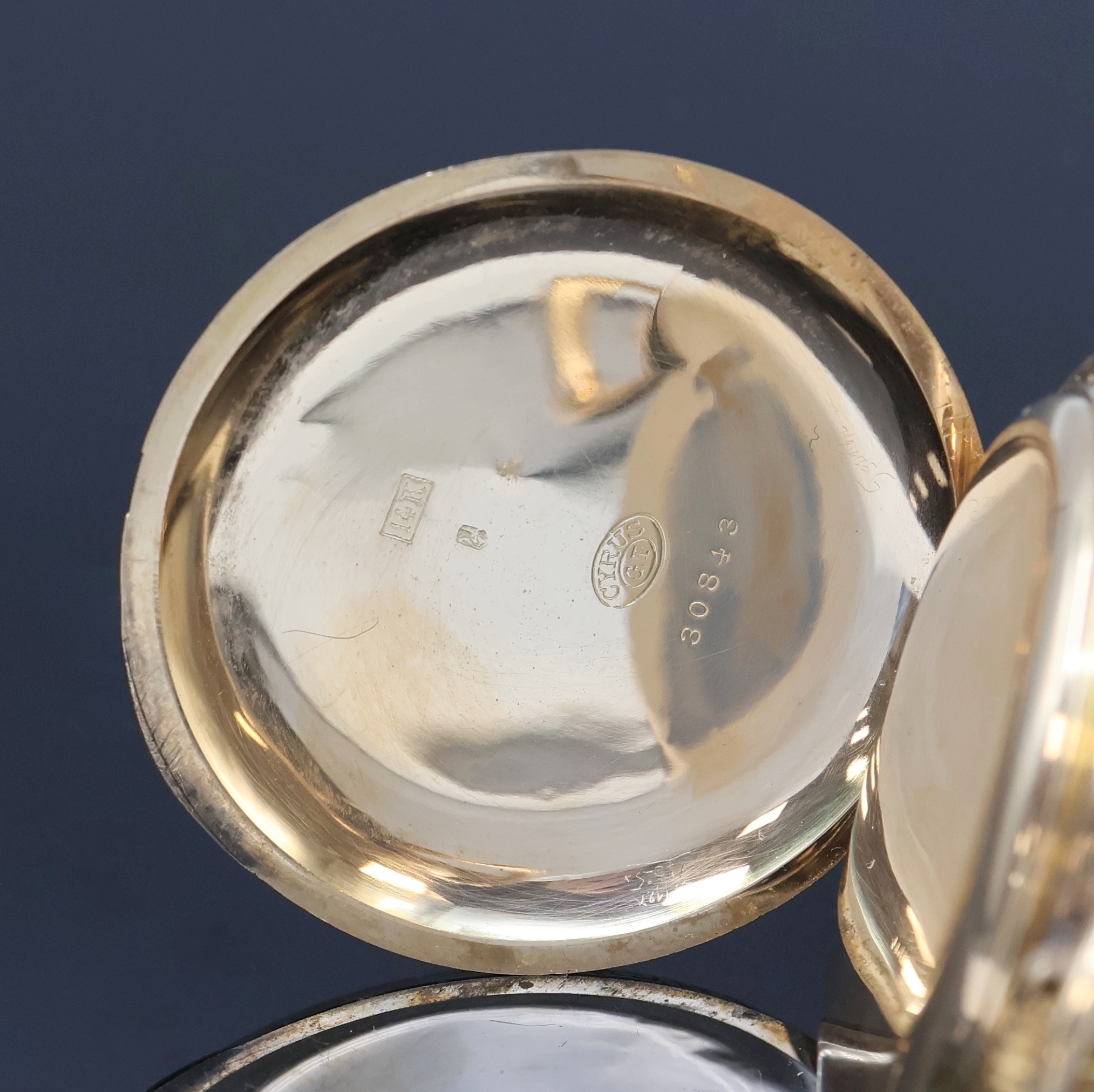 Detail c: CYRUS Herrensavonette in GG 585/000, Schweiz um 1890, glattes, floral grav. 3-Deckel- Goldgeh. dell., Emailzifferbl. riss., Zeiger später, verg. ...
