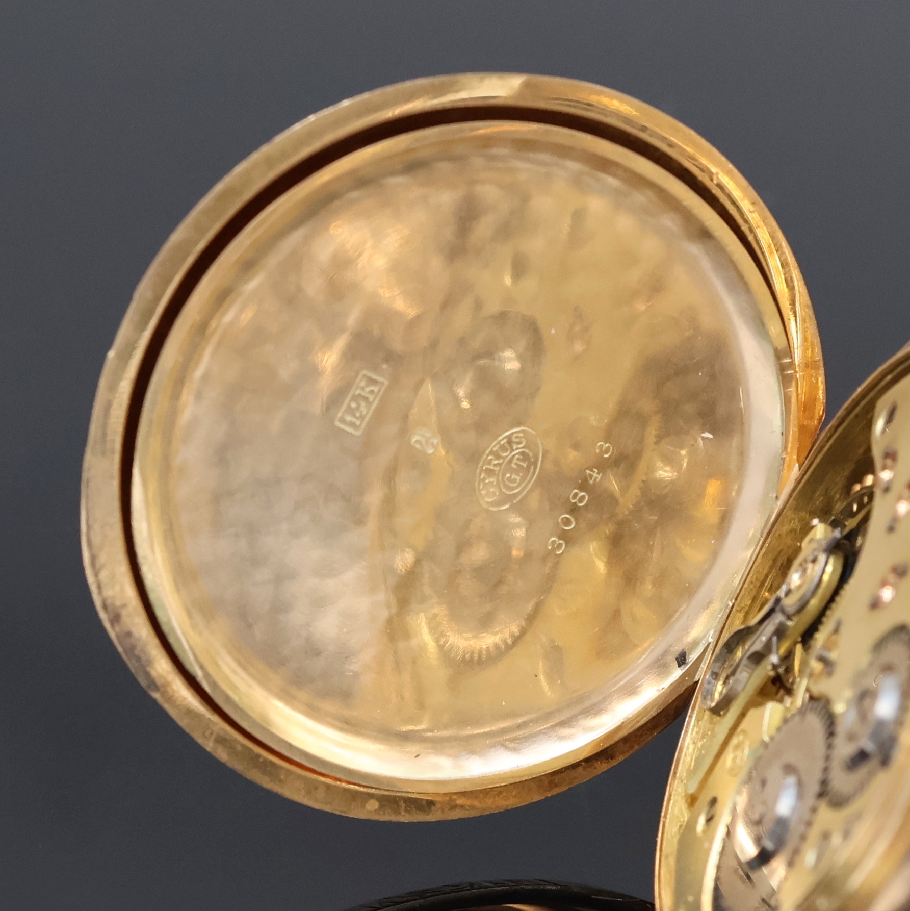 Detail d: CYRUS Herrensavonette in GG 585/000, Schweiz um 1890, glattes, floral grav. 3-Deckel- Goldgeh. dell., Emailzifferbl. riss., Zeiger später, verg. ...