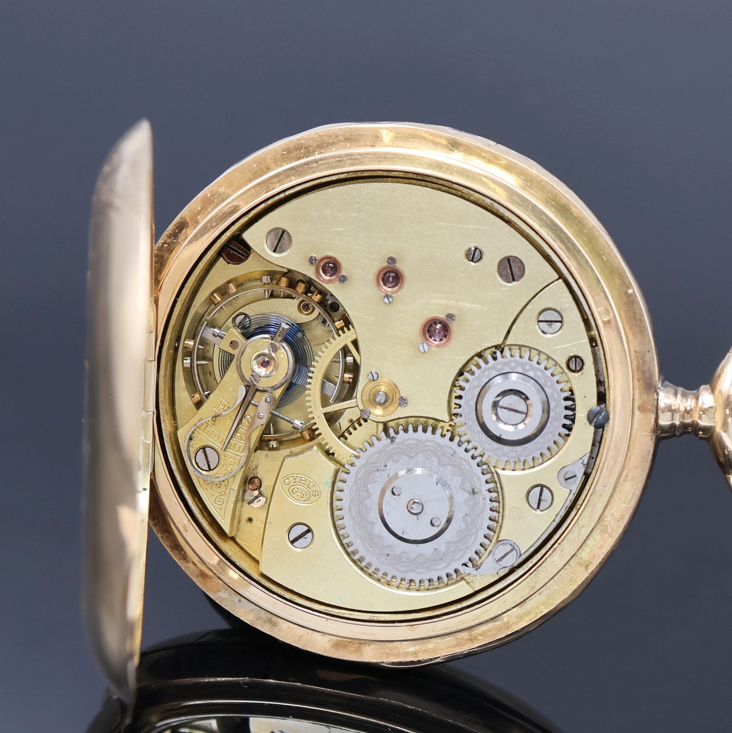 Detail e: CYRUS Herrensavonette in GG 585/000, Schweiz um 1890, glattes, floral grav. 3-Deckel- Goldgeh. dell., Emailzifferbl. riss., Zeiger später, verg. ...