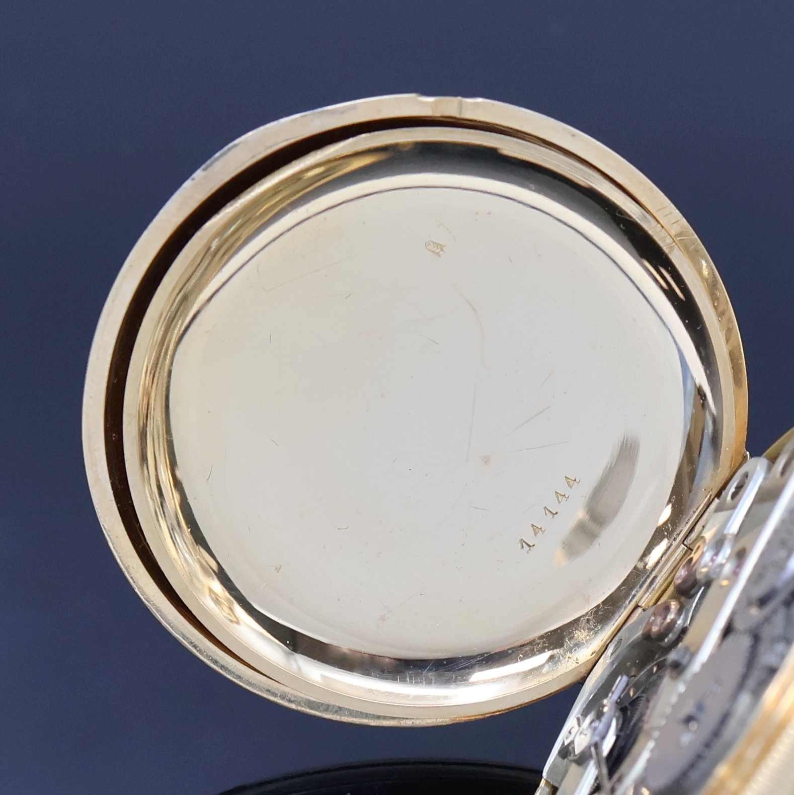 Detail e: GOEORGES ROBERT Locle Savonette in GG 750/000, Schweiz um 1870, guill. 3-Deckel Goldgeh., Saturnring-Bügel, 2-tlg. Emailzifferbl. sign., feine gebl. ...