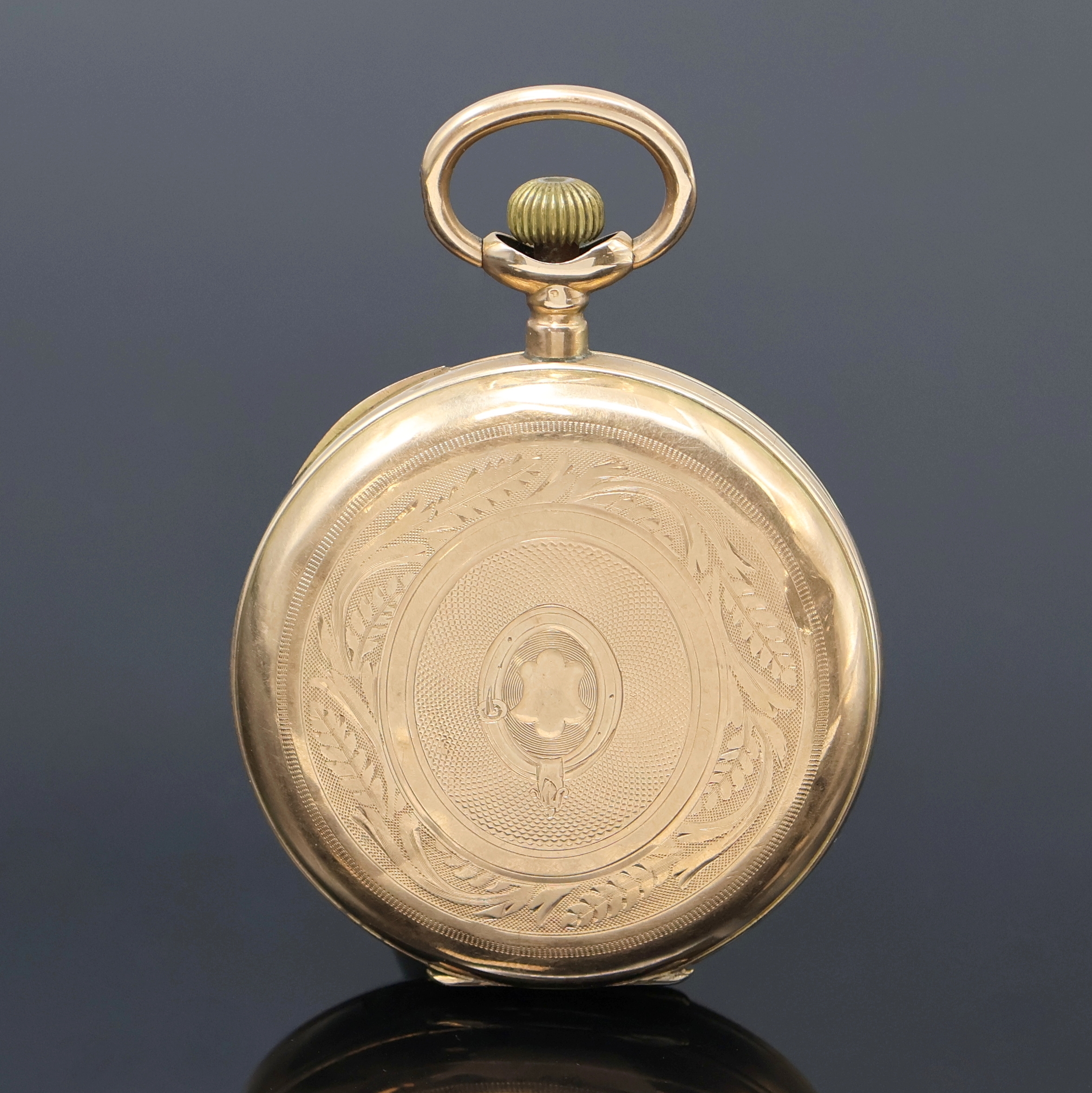 Detail b: Herrensavonette in RG 585/000, Schweiz um 1890, guill., floral grav. 3-Deckel Goldgeh. dell., Cuvette m. Monogramm-Grav., Emailzifferbl. m. röm. ...