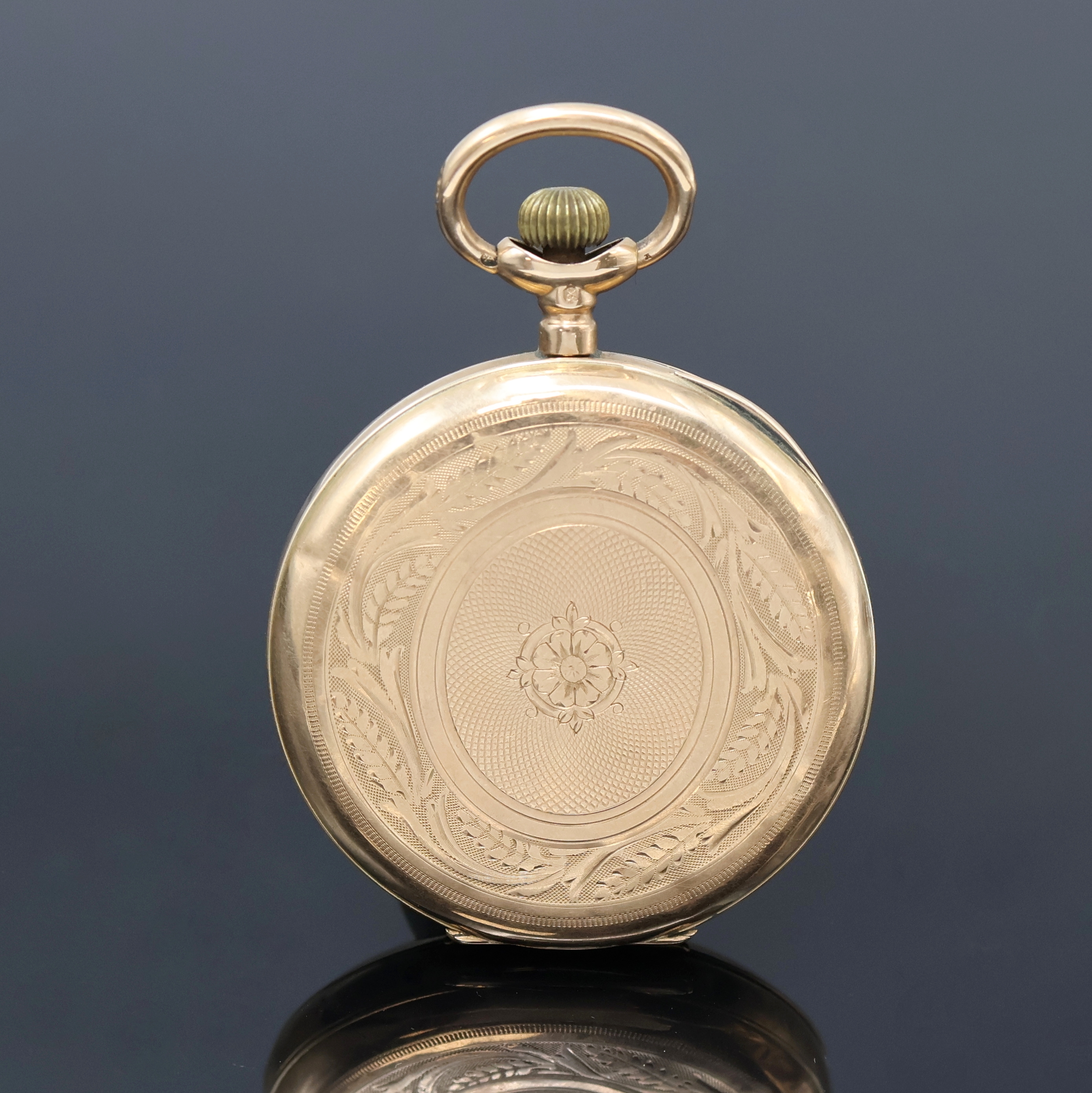 Detail c: Herrensavonette in RG 585/000, Schweiz um 1890, guill., floral grav. 3-Deckel Goldgeh. dell., Cuvette m. Monogramm-Grav., Emailzifferbl. m. röm. ...