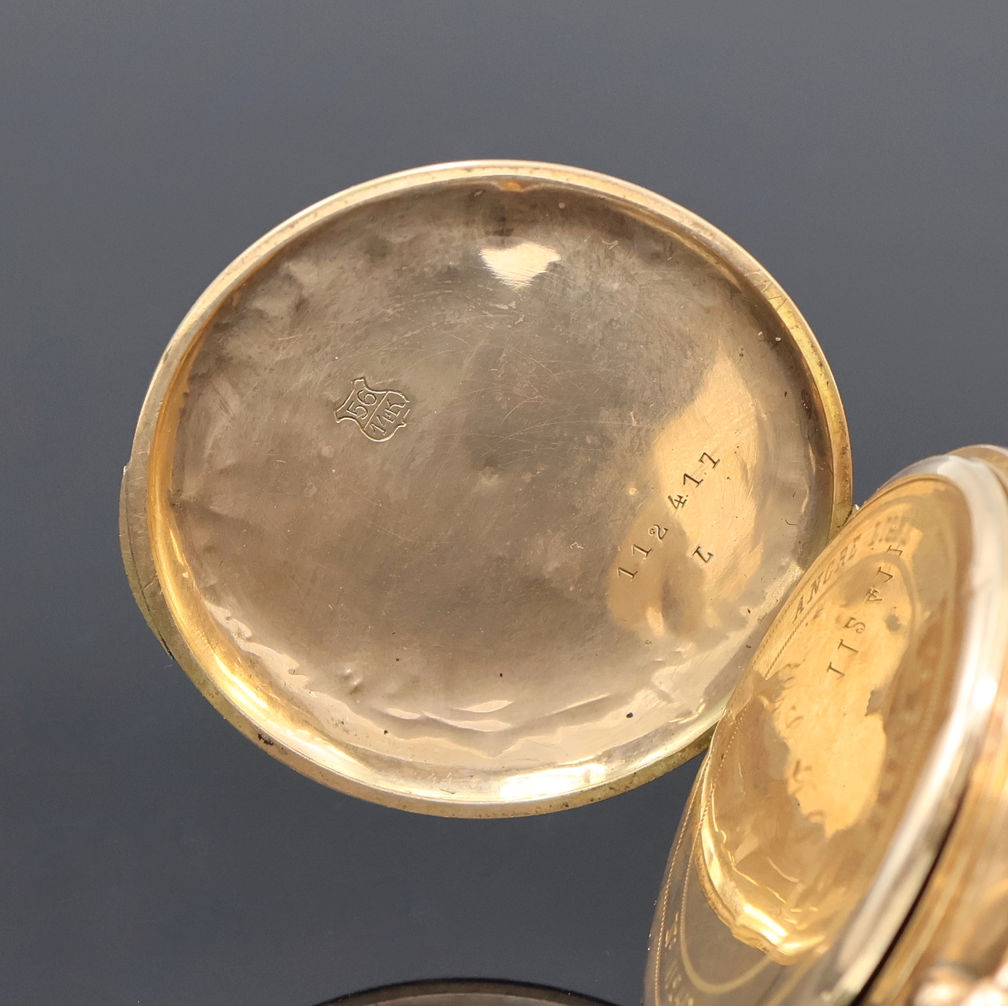 Detail d: Herrensavonette in RG 585/000, Schweiz um 1890, guill., floral grav. 3-Deckel Goldgeh. dell., Cuvette m. Monogramm-Grav., Emailzifferbl. m. röm. ...