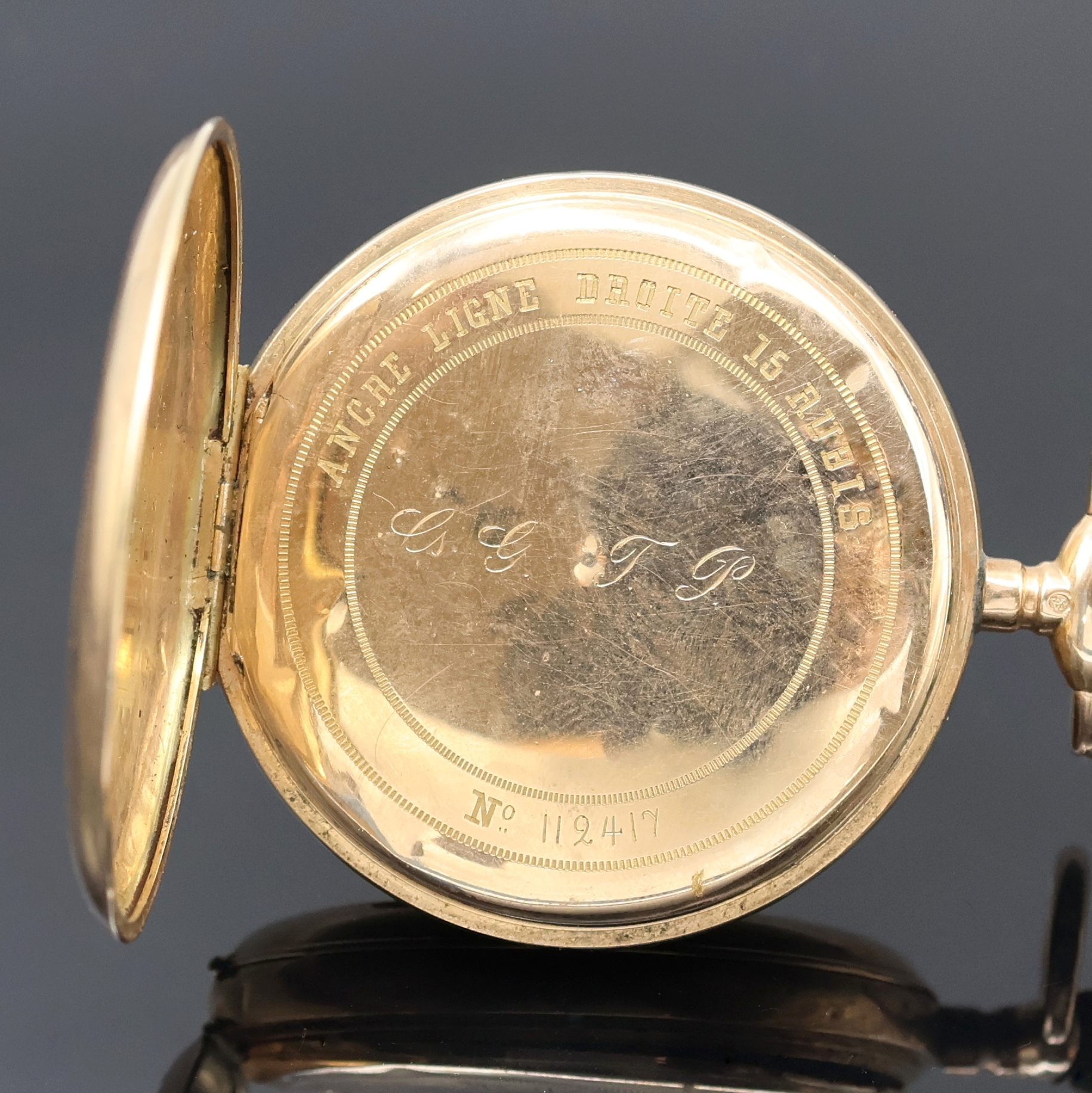 Detail e: Herrensavonette in RG 585/000, Schweiz um 1890, guill., floral grav. 3-Deckel Goldgeh. dell., Cuvette m. Monogramm-Grav., Emailzifferbl. m. röm. ...