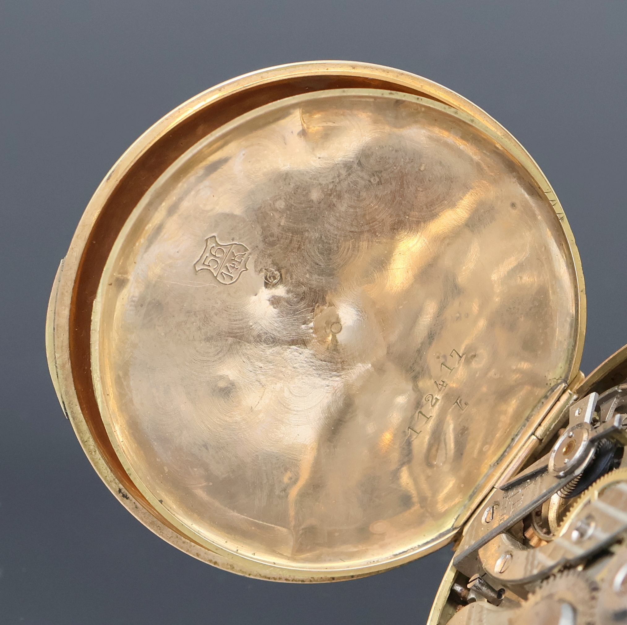 Detail f: Herrensavonette in RG 585/000, Schweiz um 1890, guill., floral grav. 3-Deckel Goldgeh. dell., Cuvette m. Monogramm-Grav., Emailzifferbl. m. röm. ...